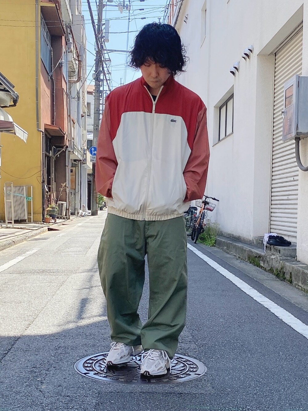「ラコステ、LACOSTE、ナイロンジャケット、スニーカー」｜「LACOSTEのトリコカラーリング撥水トラックジャケット（ナイロンジャケット、レッド系）」を使った、maaashiiiiiiさん（メンズ・167cm）の春コーディネートの1枚目の写真