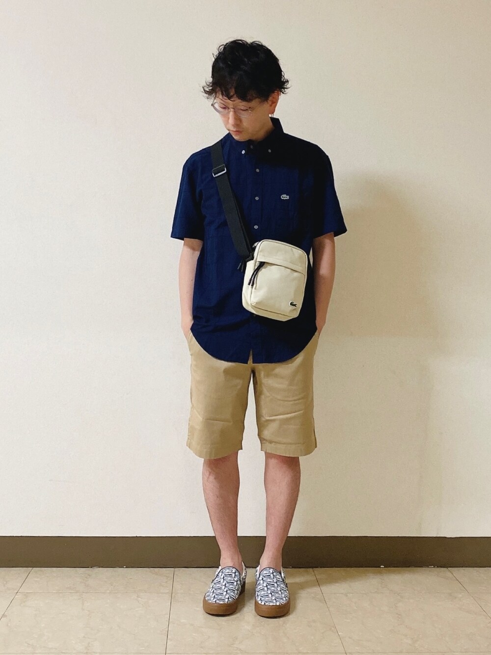 「麻シャツ、ショートパンツ、スリッポン、夏コーデ、ラコステ、麻素材、ショルダーバッグ」｜「LACOSTEのメンズ JUMPSERVESLIP 0722 8 VIN（スニーカー、グリーン系）」を使った、maaashiiiiiiさん（メンズ・167cm）の春コーディネートの1枚目の写真