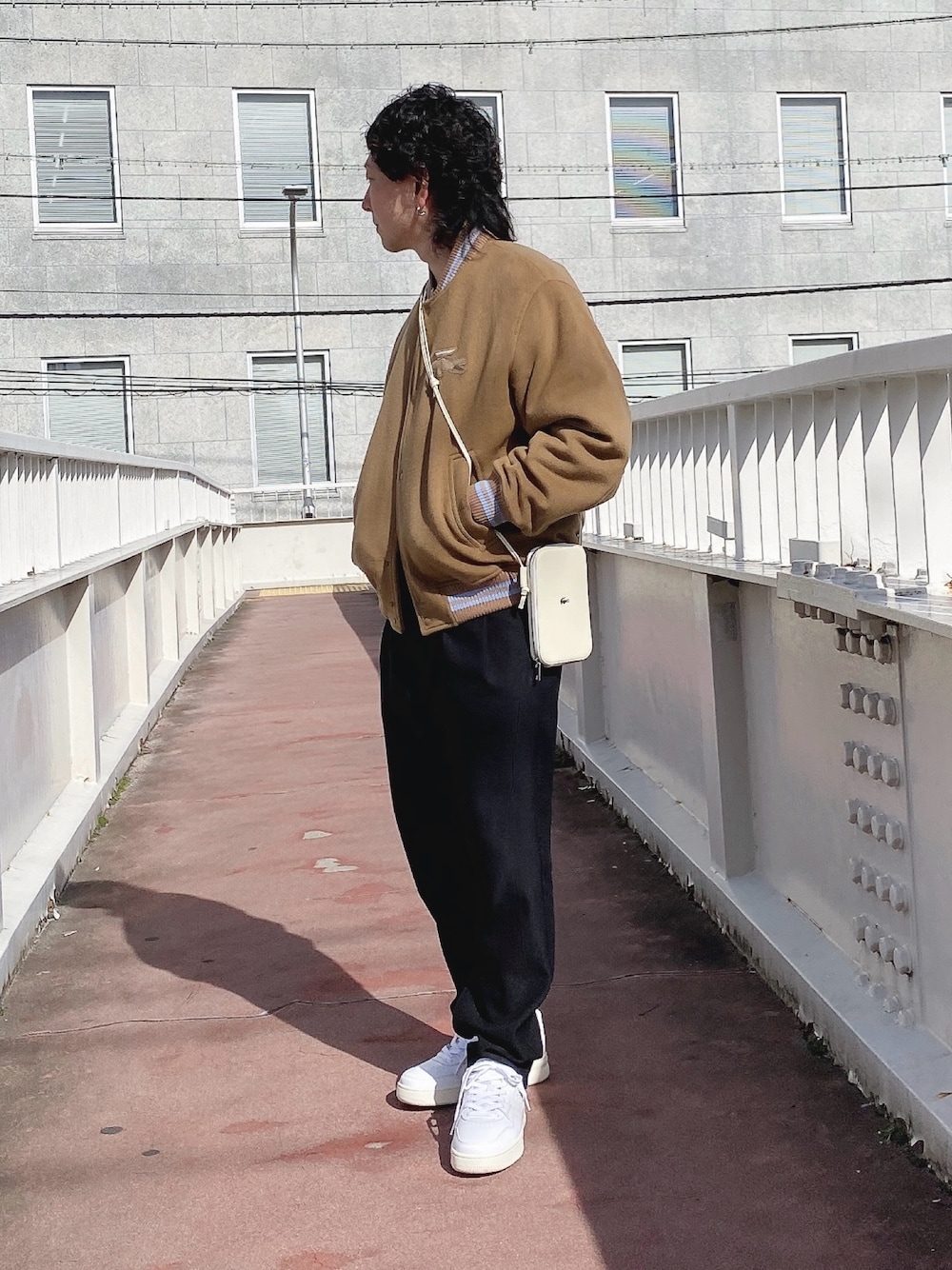 「ラコステ、LACOSTE、ジャケット、スニーカー、スマホポーチ」｜「LACOSTEの裏地キルティング ウールバーシティジャケット / スタジャン（ブルゾン、ブラウン系）」を使った、maaashiiiiiiさん（メンズ・167cm）の冬コーディネートの1枚目の写真