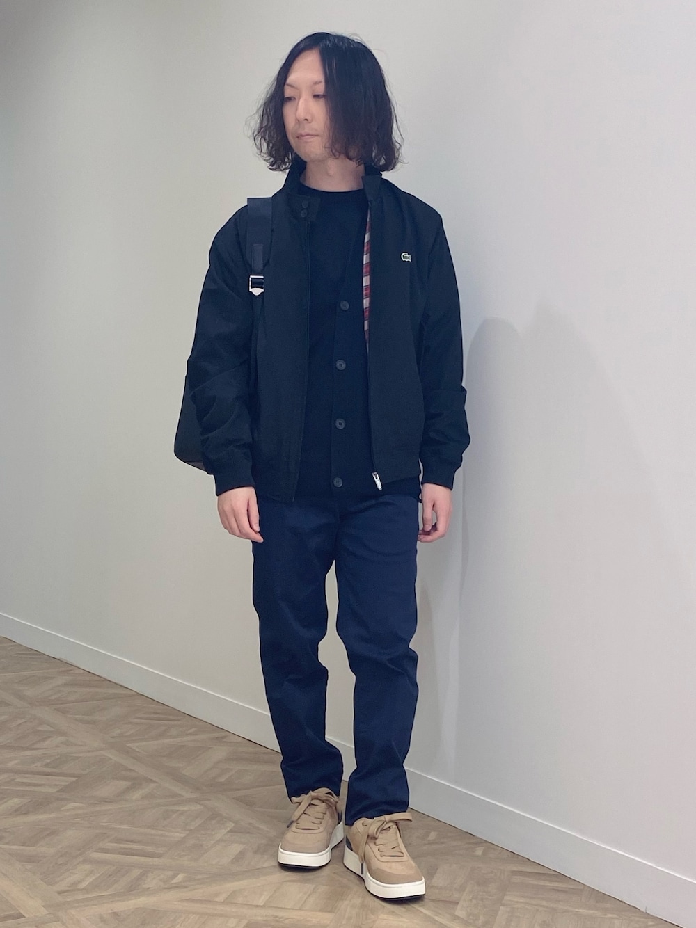 「LACOSTE、ラコステ、ハリントンジャケット、チノパン、スニーカー、バックパック」｜「LACOSTEのシャワープルーフハリントンジャケット（ライダースジャケット、ブラック系）」を使った、maaashiiiiiiさん（メンズ・167cm）の冬コーディネートの1枚目の写真