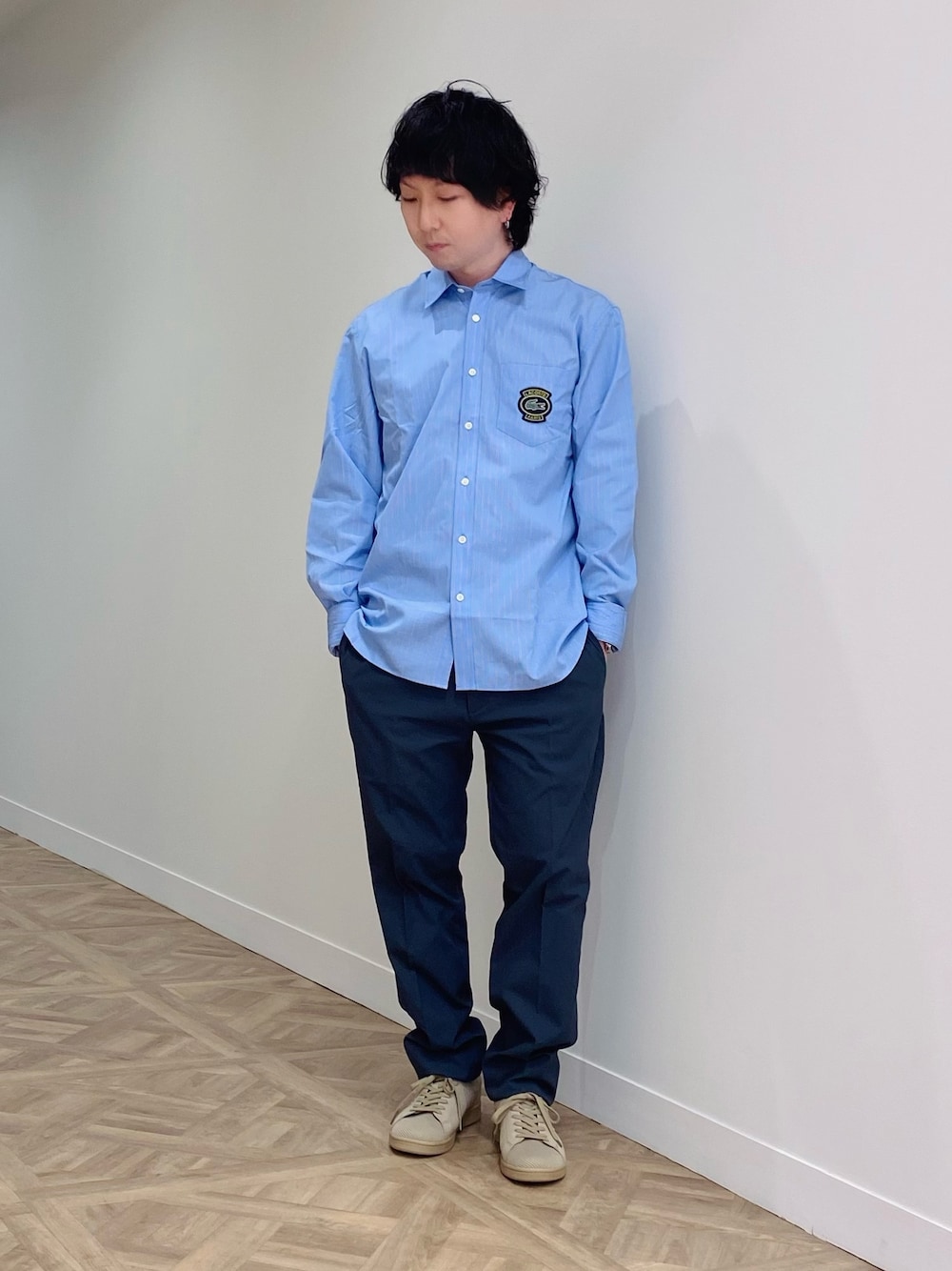 「LACOSTE、ラコステ、ストライプシャツ、スラックス、スニーカー」｜「LACOSTEのメンズ CARNABY PIQUEE 124 1 SMA 鹿の子 スニーカー（スニーカー、ベージュ系）」を使った、maaashiiiiiiさん（メンズ・167cm）の春コーディネートの1枚目の写真