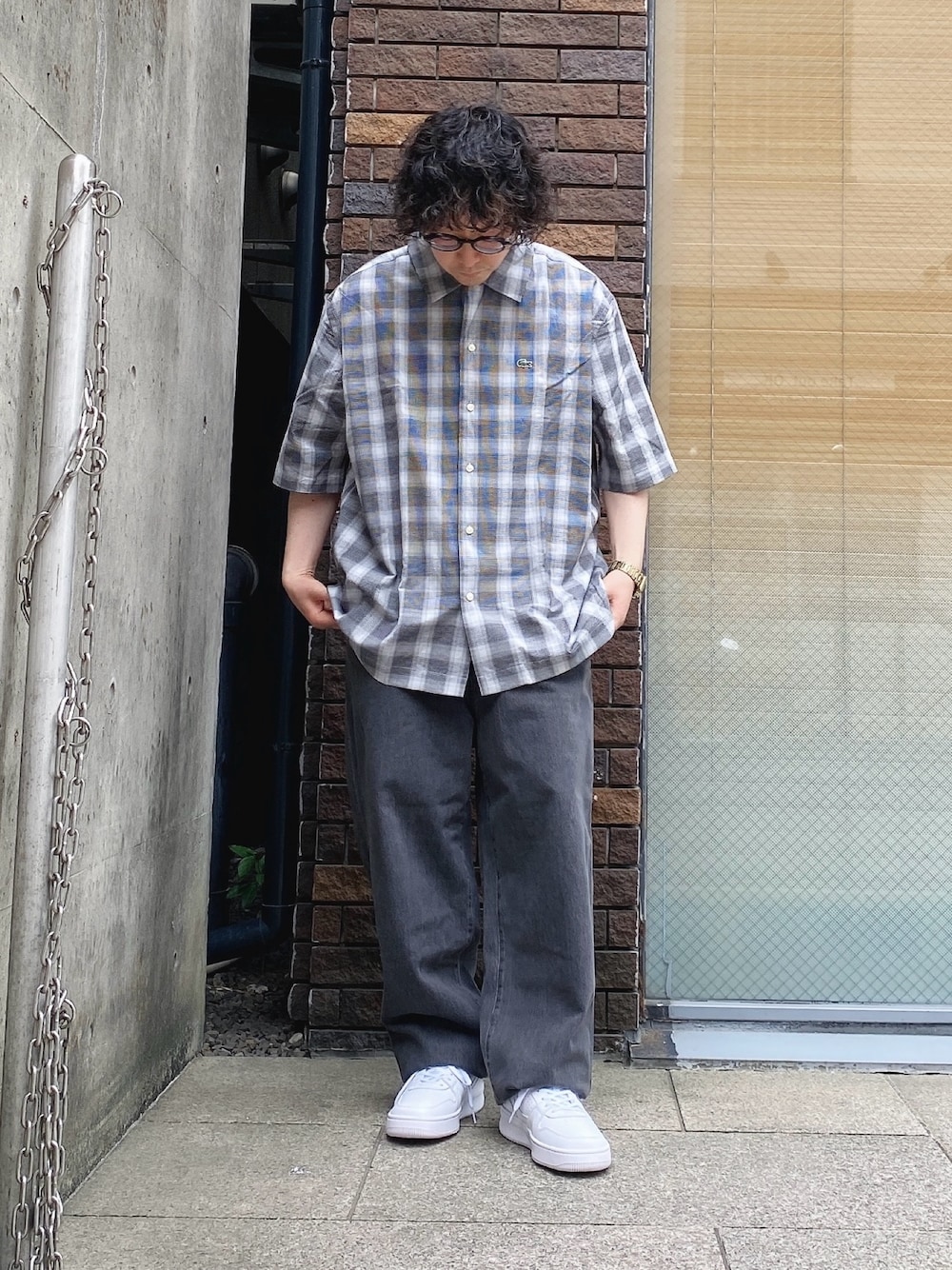 「ラコステ、LACOSTE、チェックシャツ、デニム、デニムパンツ、白スニーカー」｜「LACOSTEのリネンブレンドオープンカラーオンブレチェックシャツ（シャツ/ブラウス、グレー系）」を使った、maaashiiiiiiさん（メンズ・167cm）の夏コーディネートの1枚目の写真