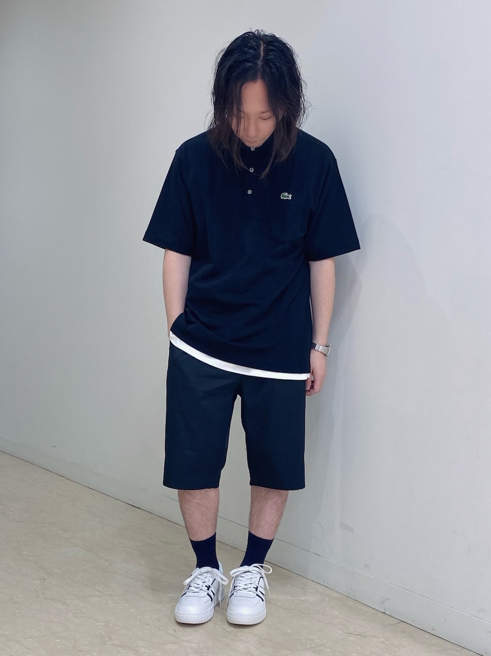 「ラコステ、ポロシャツ、ショートパンツ、ハーフパンツ、スニーカー、スニーカーコーデ、ブラックコーデ」｜「LACOSTEの80sリバイバルポケットポロシャツ（ポロシャツ、ブラック系）」を使った、maaashiiiiiiさん（メンズ・167cm）の夏コーディネートの1枚目の写真