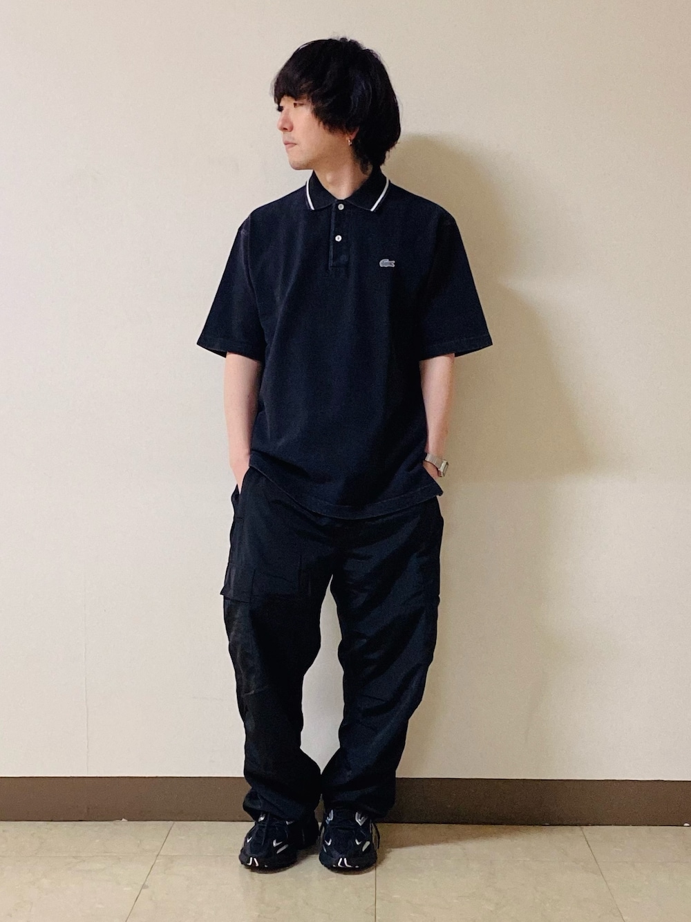 「ラコステ、LACOSTE、ポロシャツ、ワイドパンツ、スニーカー」｜「LACOSTEの配色リブニットインディゴポロシャツ（ポロシャツ、グレー系）」を使った、maaashiiiiiiさん（メンズ・167cm）の夏コーディネートの1枚目の写真