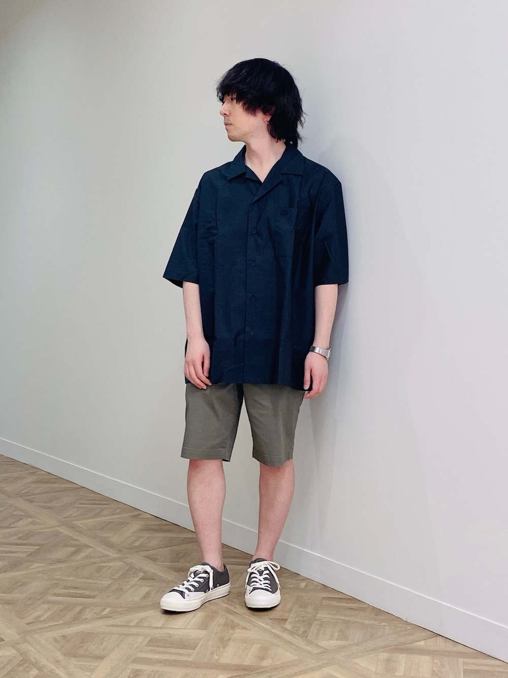 「ラコステ、LACOSTE、開襟シャツ、ショートパンツ、スニーカー」｜「LACOSTEのメンズ BACKCOURT 2.0 124 1 CMA（スニーカー、グリーン系）」を使った、maaashiiiiiiさん（メンズ・167cm）の夏コーディネートの1枚目の写真