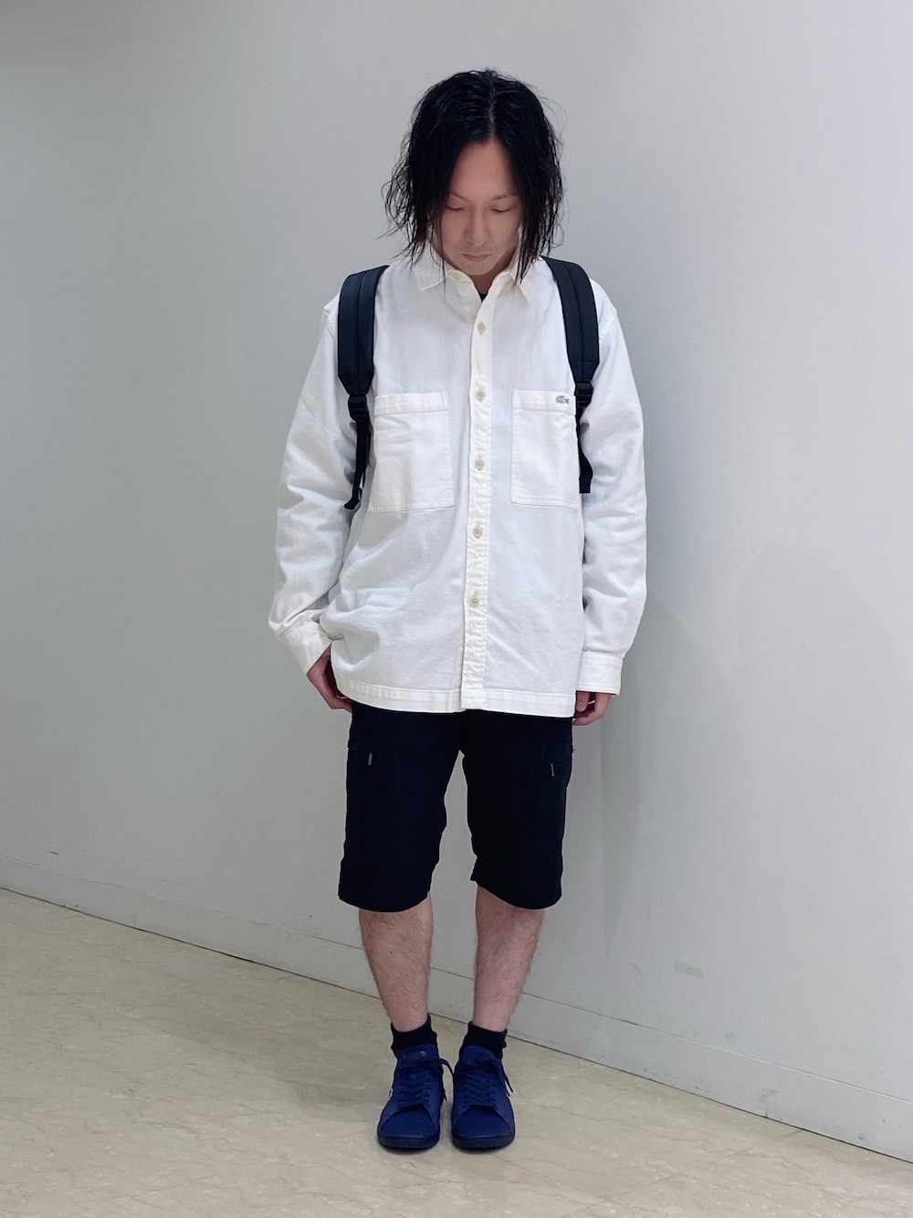 「ラコステ、シャツスタイル、シャツ、ショーツ、ショートパンツ、スニーカー、スニーカーコーデ、バックパック」｜「LACOSTEのストレッチデニムシャツジャケット（シャツ/ブラウス、ホワイト系）」を使った、maaashiiiiiiさん（メンズ・167cm）の夏コーディネートの1枚目の写真