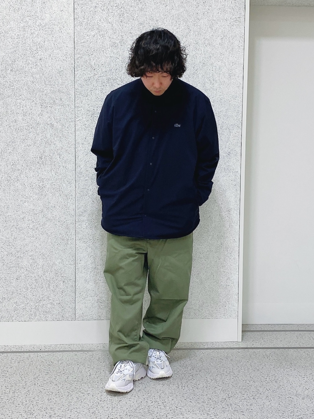 「LACOSTE、ラコステ、ナイロンジャケット、スニーカー」｜「LACOSTEの撥水ストレッチ 中綿入りシャツジャケット（シャツ/ブラウス、ブルー系）」を使った、maaashiiiiiiさん（メンズ・167cm）の春コーディネートの1枚目の写真