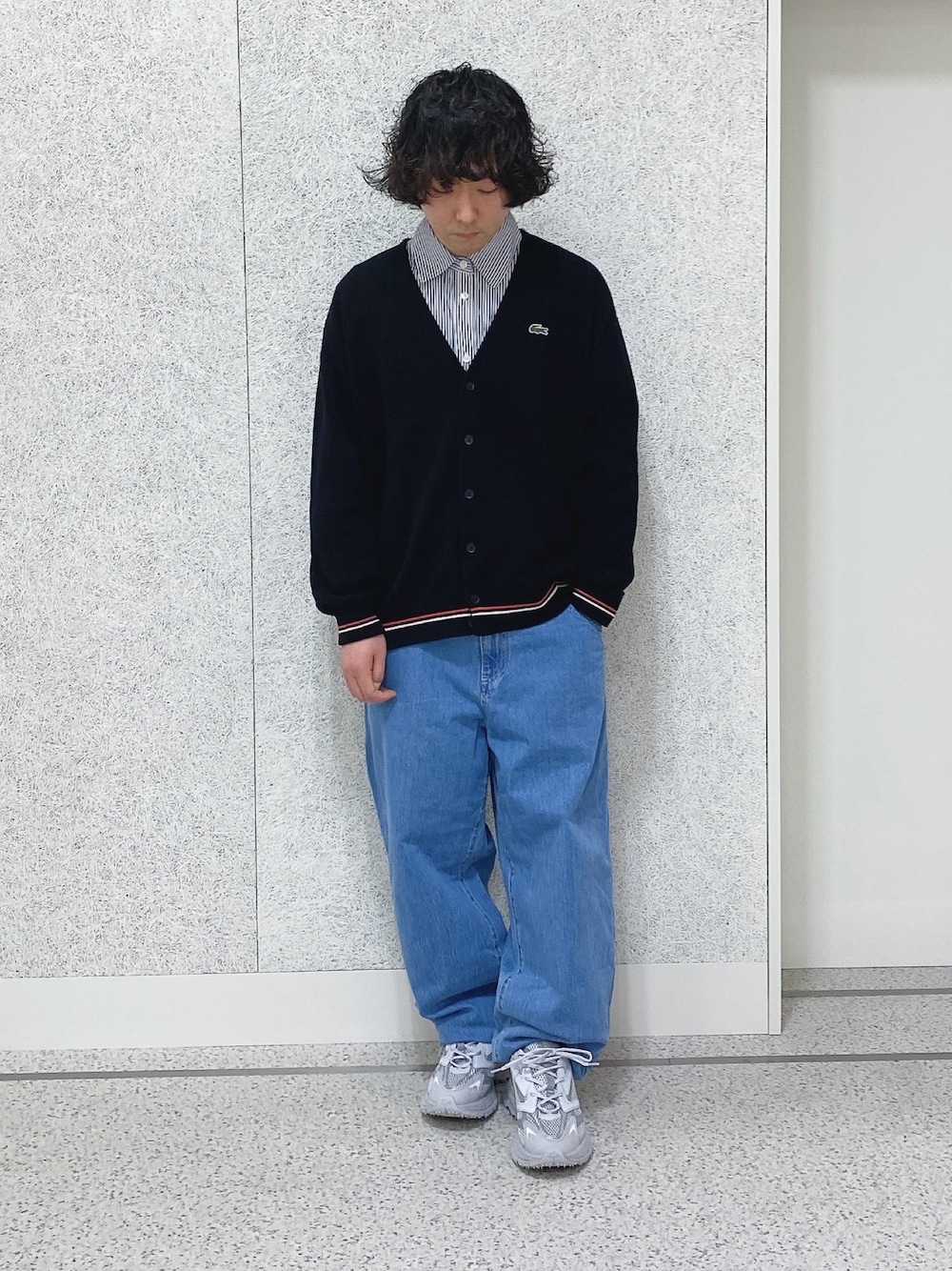 「LACOSTE、ラコステ、カーディガン、デニム、スニーカー」｜「LACOSTEのメンズ L003 NEO SHOT 125 1 SMA ビッグメッシュ ハイテクスニーカー（スニーカー、グレー系）」を使った、maaashiiiiiiさん（メンズ・167cm）の春コーディネートの1枚目の写真