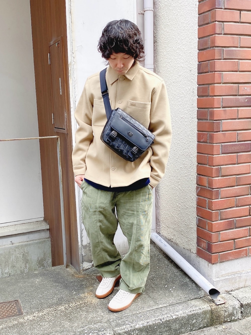 「ラコステ、LACOSTE、フランネルシャツ、コーデュロイパンツ、スニーカー、メッセンジャーバッグ」｜「LACOSTEのテクニカルフランネルシャツ（シャツ/ブラウス、ベージュ系）」を使った、maaashiiiiiiさん（メンズ・167cm）の冬コーディネートの1枚目の写真