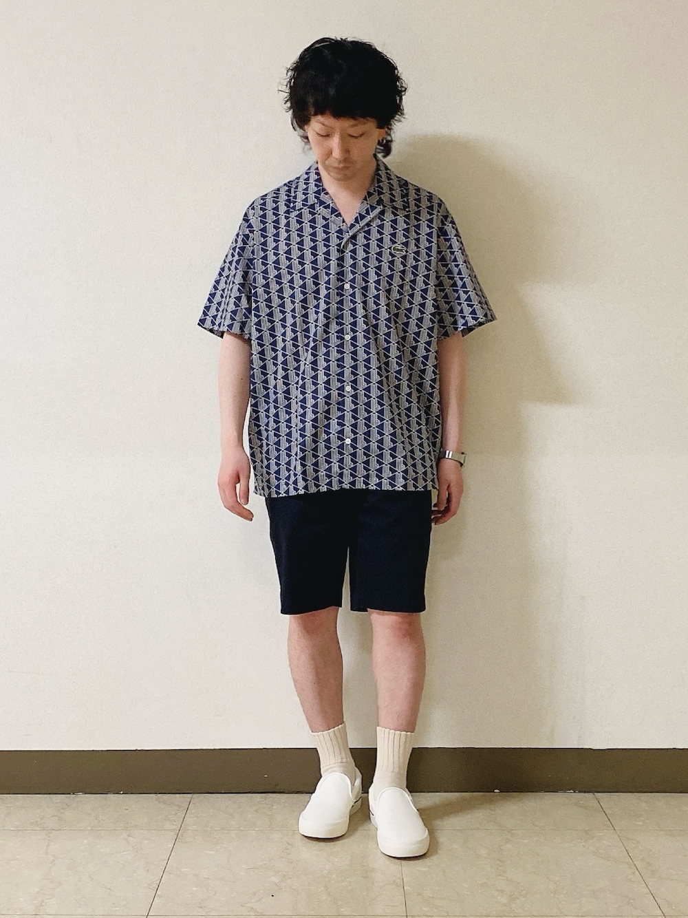 「ラコステ、LACOSTE、開襟シャツ、ショートパンツ、スリッポン」｜「LACOSTEのオールオーバーモノグラムプリントオープンカラーシャツ（シャツ/ブラウス、ブルー系）」を使った、maaashiiiiiiさん（メンズ・167cm）の秋コーディネートの1枚目の写真