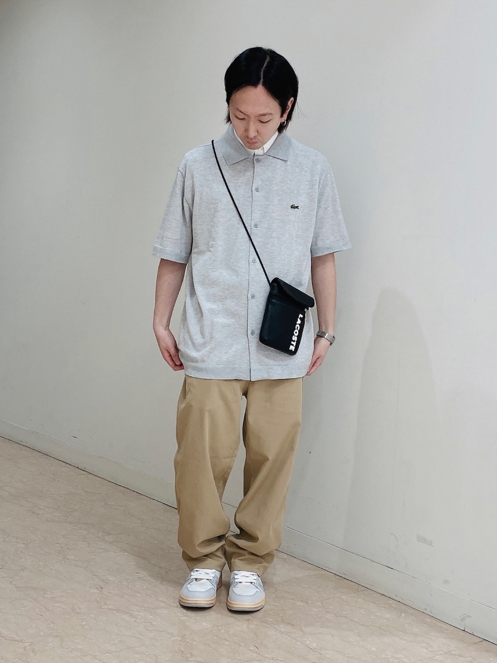 「ラコステ、ニットシャツ、半袖シャツ、ワイドパンツ、イージーパンツ、スニーカー、ハイカットスニーカー、スマホポーチ、サコッシュ」｜「LACOSTEのギガタルイージーワイドパンツ（チノパンツ、ベージュ系）」を使った、maaashiiiiiiさん（メンズ・167cm）の春コーディネートの1枚目の写真