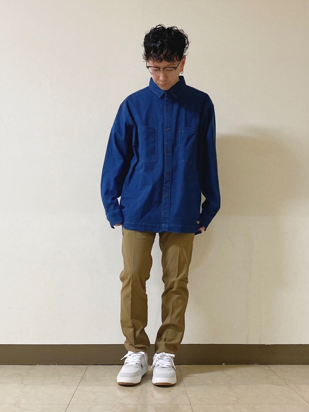 「春コーデ、デニムシャツ、スラックス、スニーカー、ラコステ」｜「LACOSTEのストレッチデニムシャツジャケット（シャツ/ブラウス、ブルー系）」を使った、maaashiiiiiiさん（メンズ・167cm）の春コーディネートの1枚目の写真