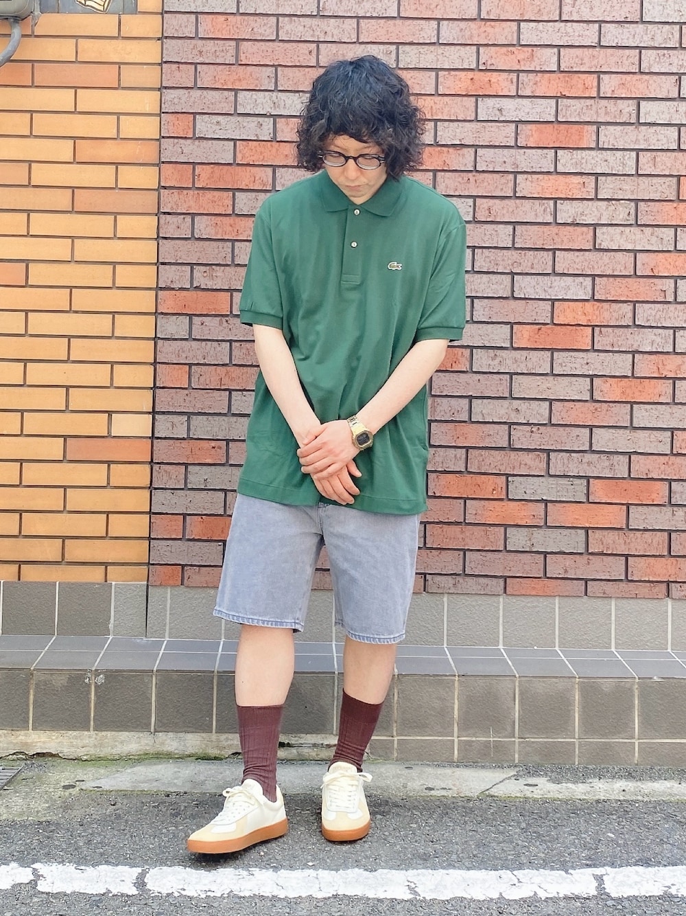 「LACOSTE、ラコステ、ポロシャツ、デニムショートパンツ、スニーカー」｜「LACOSTEの通気性 イージーケア 軽量鹿の子ピケ L.12.12ライトウェイト半袖ポロシャツ（ポロシャツ、グリーン系）」を使った、maaashiiiiiiさん（メンズ・167cm）の夏コーディネートの1枚目の写真