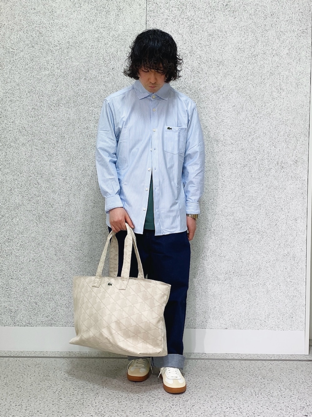 「ラコステ、LACOSTE、ストライプシャツ、デニム、デニムパンツ、トートバッグ、スニーカー」｜「LACOSTEのワイドデニムパンツ（デニムパンツ、ブルー系）」を使った、maaashiiiiiiさん（メンズ・167cm）の夏コーディネートの1枚目の写真