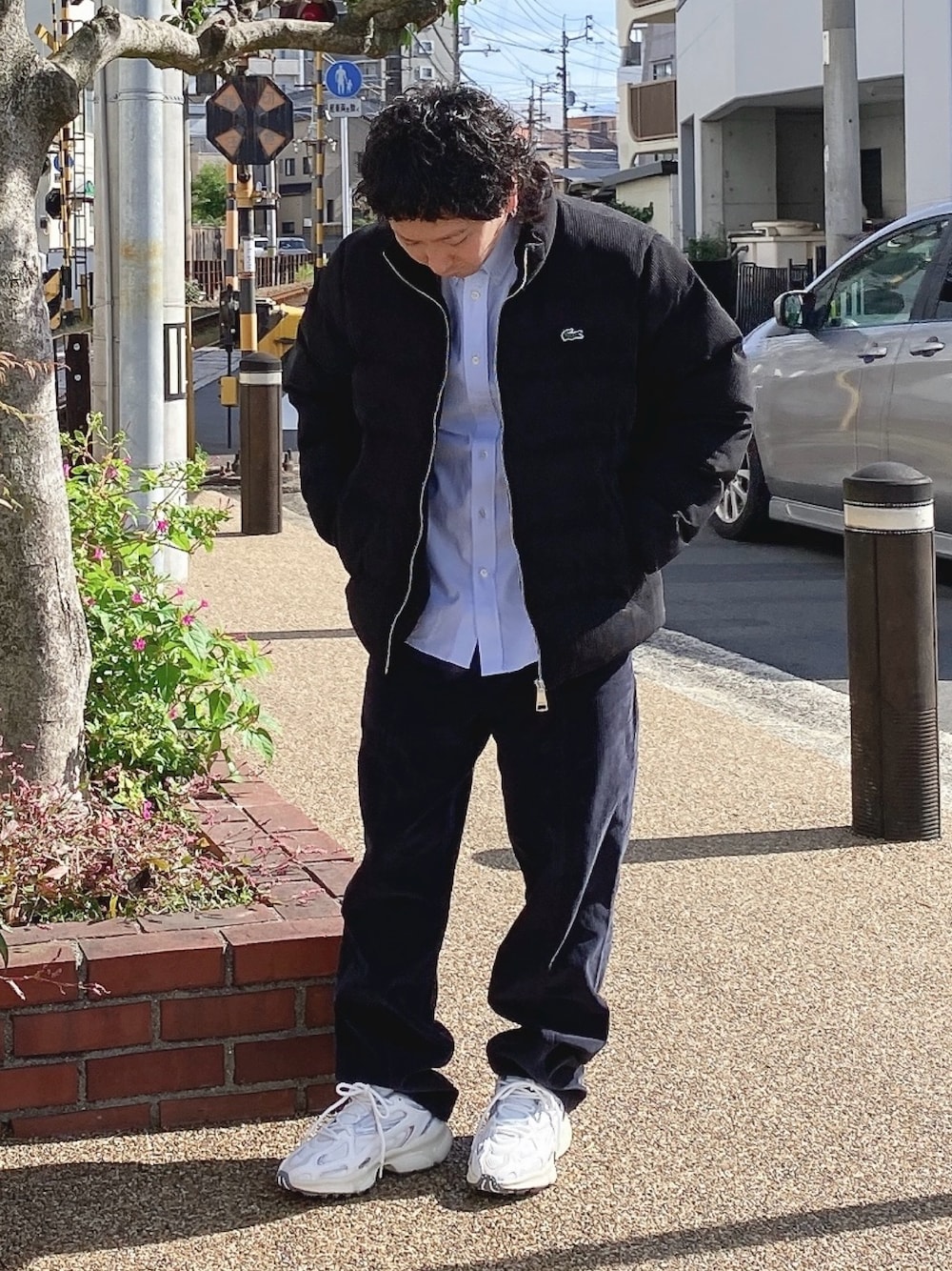 「LACOSTE、ラコステ、コーデュロイジャケット、コーデュロイパンツ、オックスフォードシャツ、スニーカー」｜「LACOSTEのコーデュロイパフ ジップアップ中綿ダウンジャケット / パファージャケット（ダウンジャケット/コート、ブラック系）」を使った、maaashiiiiiiさん（メンズ・167cm）の冬コーディネートの1枚目の写真