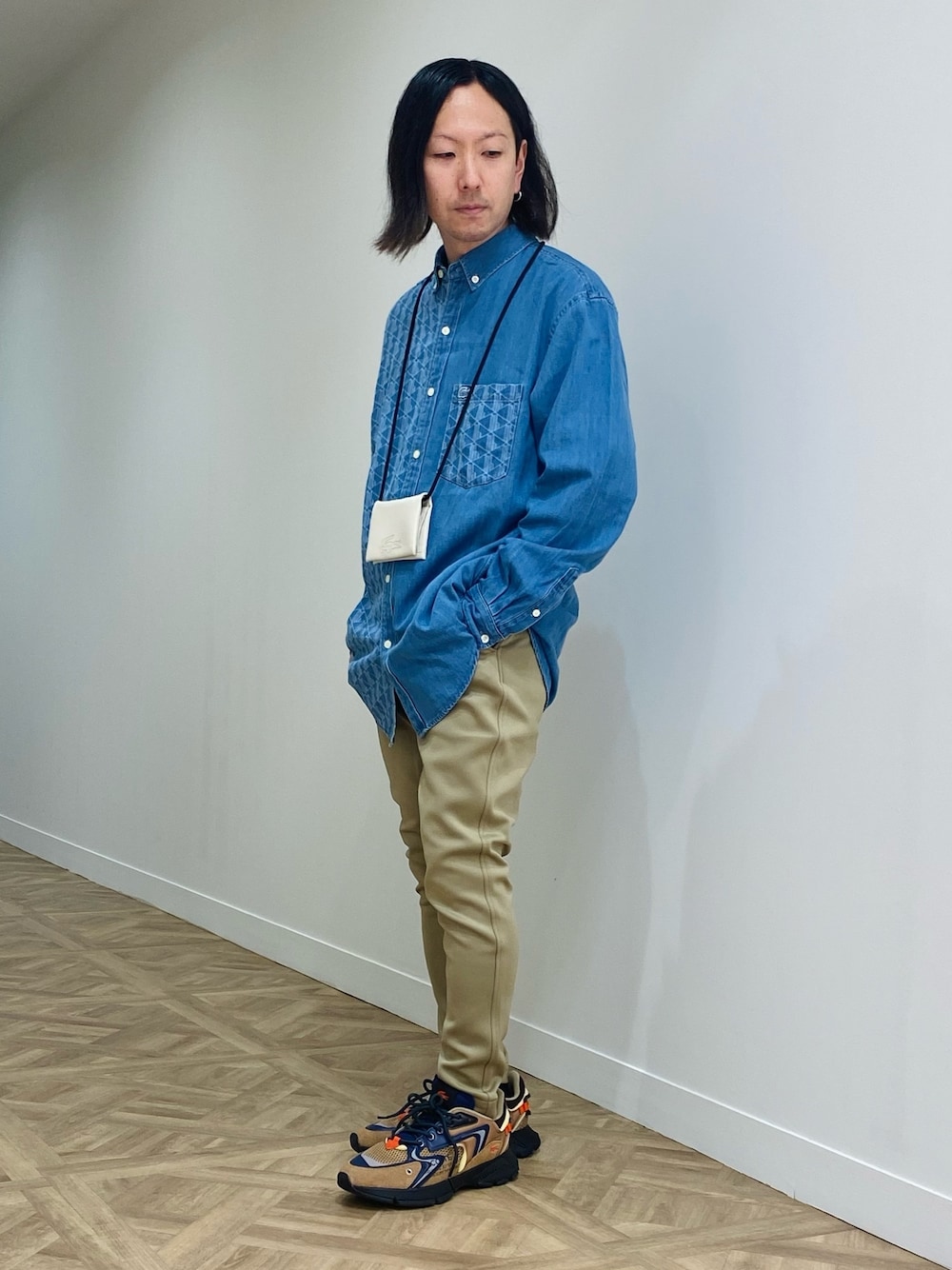 「ラコステ、デニムシャツ、ストレッチパンツ、スニーカー」｜「LACOSTEのアシンメトリーモノグラムデニムシャツ（シャツ/ブラウス、ブルー系）」を使った、maaashiiiiiiさん（メンズ・167cm）の秋コーディネートの1枚目の写真