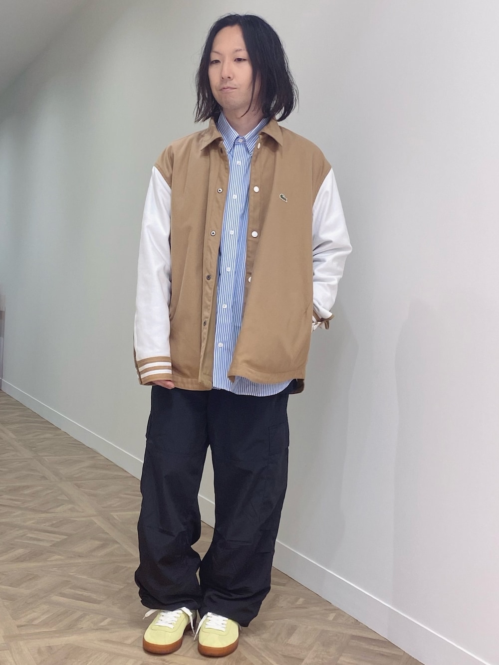 「ラコステ、LACOSTE、スタジャン、ストライプシャツ、コーデュロイパンツ、スニーカー」｜「LACOSTEのリバーシブルシャツジャケット（ブルゾン、ブラウン系）」を使った、maaashiiiiiiさん（メンズ・167cm）の秋コーディネートの1枚目の写真