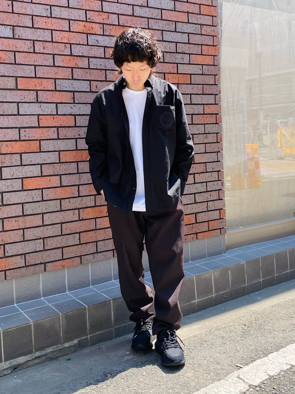 「LACOSTE、ラコステ、シャツスタイル、スニーカー」｜「LACOSTEのメンズ L003 EVO 124 3 SMA（スニーカー、ブラック系）」を使った、maaashiiiiiiさん（メンズ・167cm）の秋コーディネートの1枚目の写真