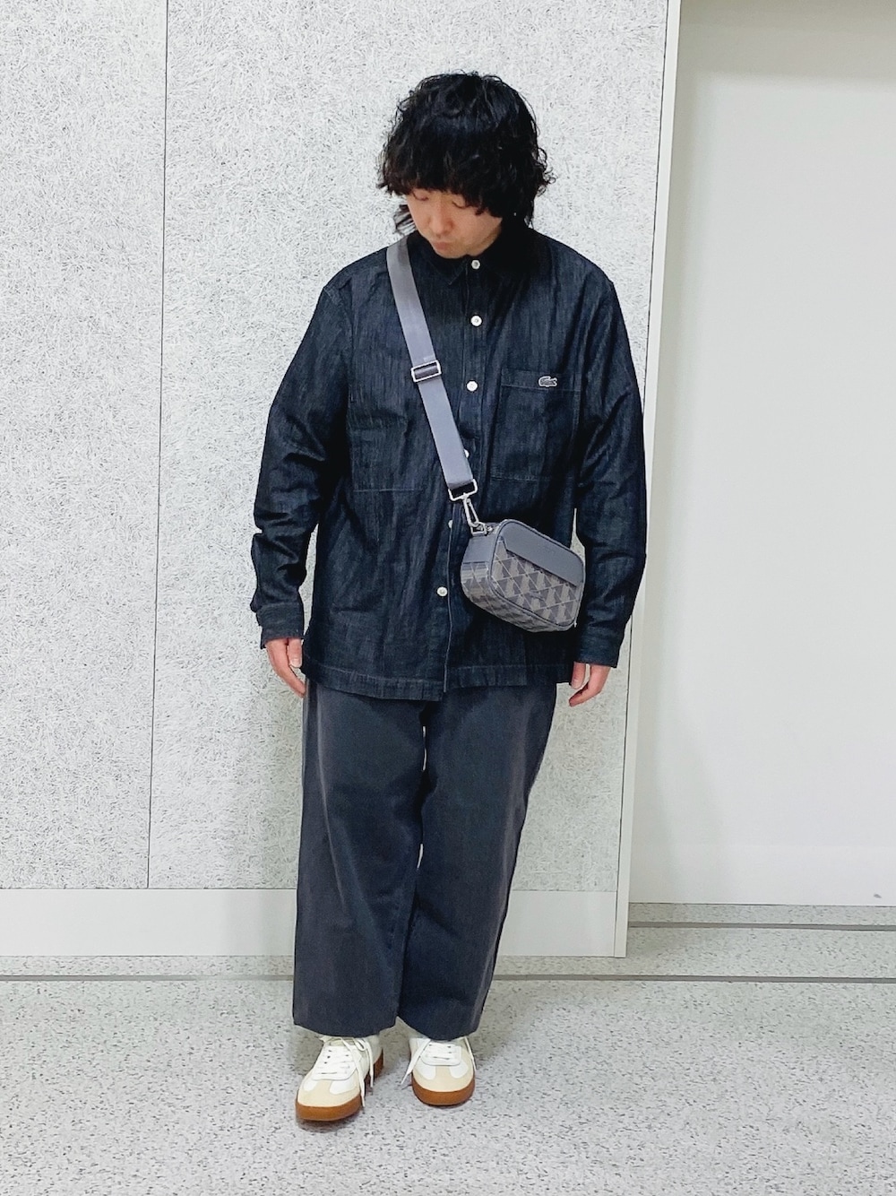 「LACOSTE、ラコステ、デニムコーデ、デニムシャツ、デニムパンツ、スニーカー、ショルダーバッグ」｜「LACOSTEのコットンリネンデニムシャツジャケット（シャツ/ブラウス、ブラック系）」を使った、maaashiiiiiiさん（メンズ・167cm）の春コーディネートの1枚目の写真