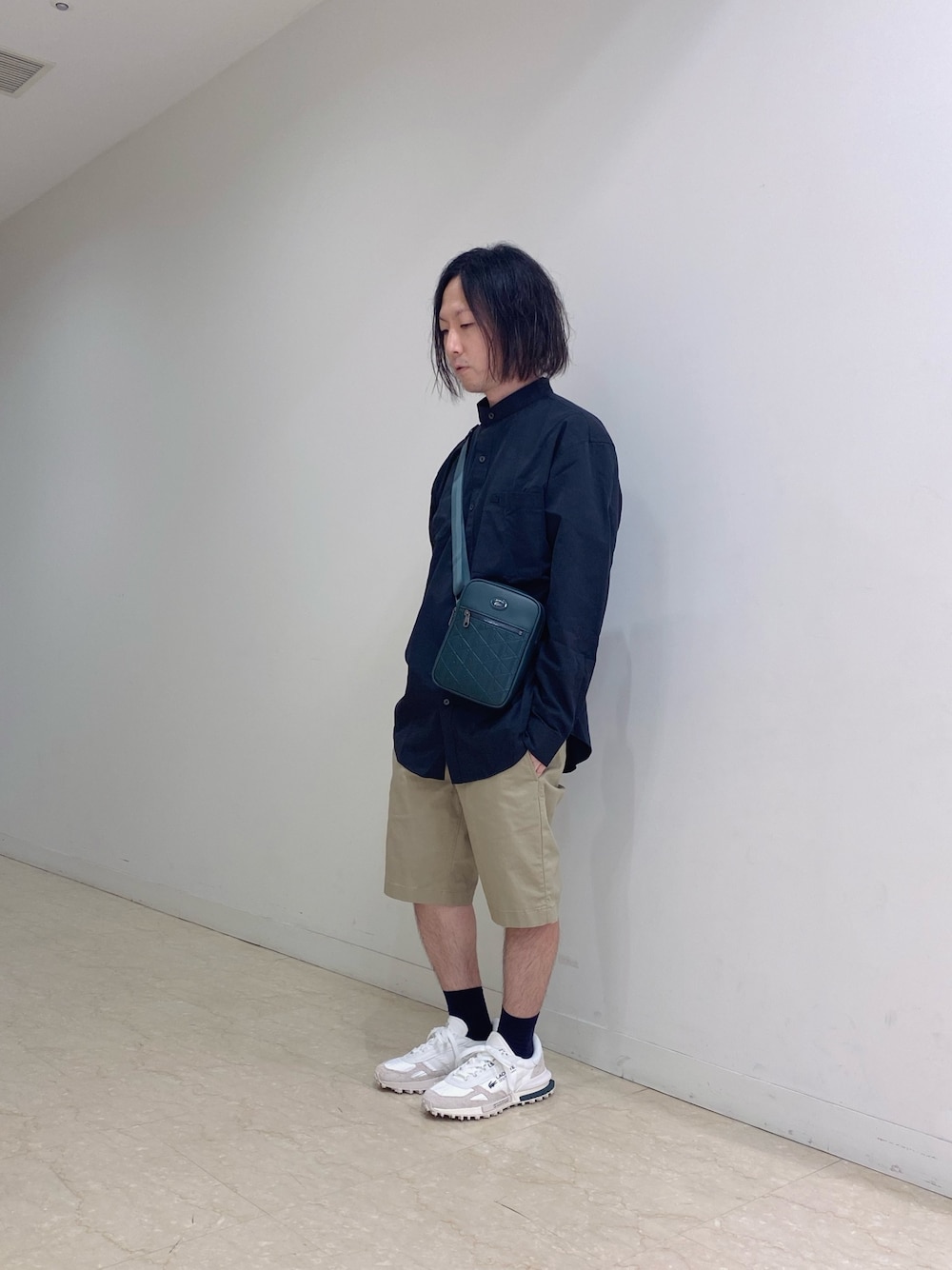 「ラコステ、ノーカラーシャツ、スニーカー、ショルダーバッグ」｜「LACOSTEのスタンドカラーシャツ（シャツ/ブラウス、ブラック系）」を使った、maaashiiiiiiさん（メンズ・167cm）の夏コーディネートの1枚目の写真