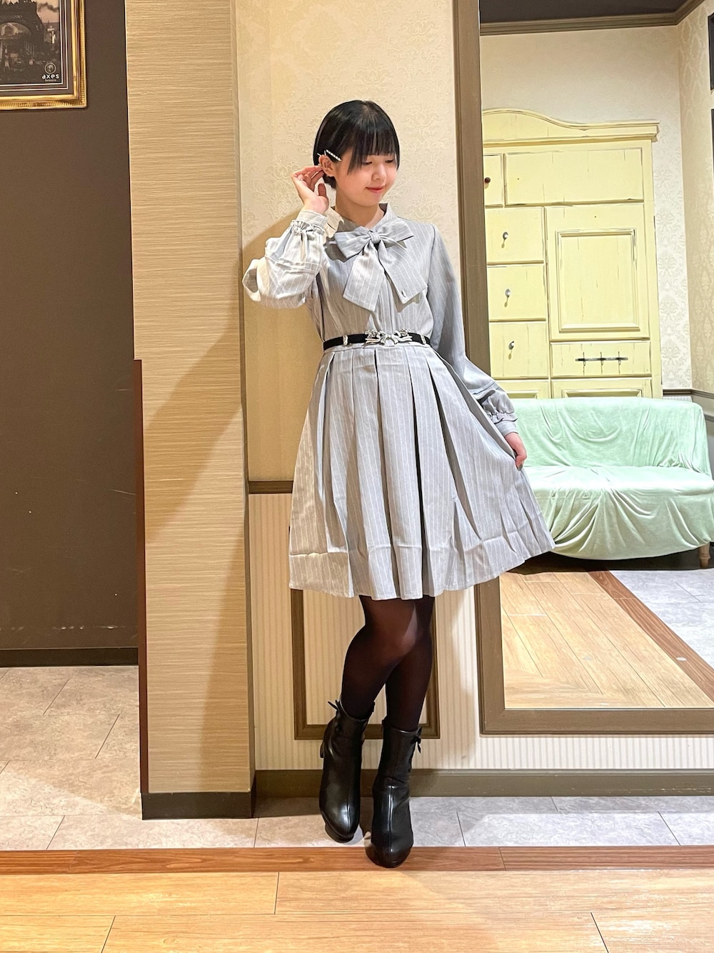 リボン付きプリーツミニワンピースを使った人気ファッション