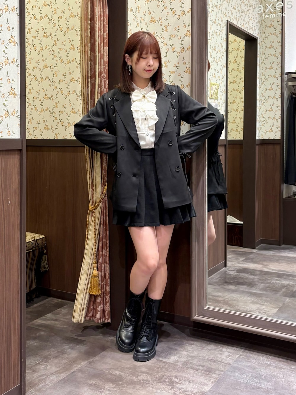 ホワイト系のシャツ/ブラウス、ブラック系のブルゾン、ブラック系のその他パンツを着用したレディースの秋コーディネートの1枚目の写真