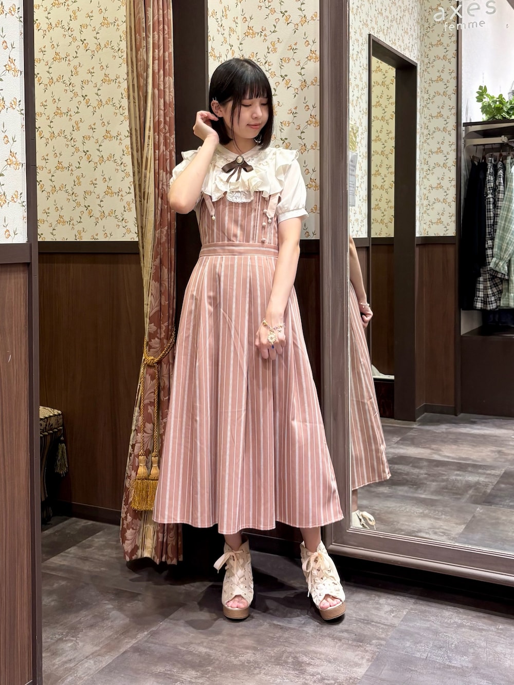 521026：蝶刺繍ジャンパースカート