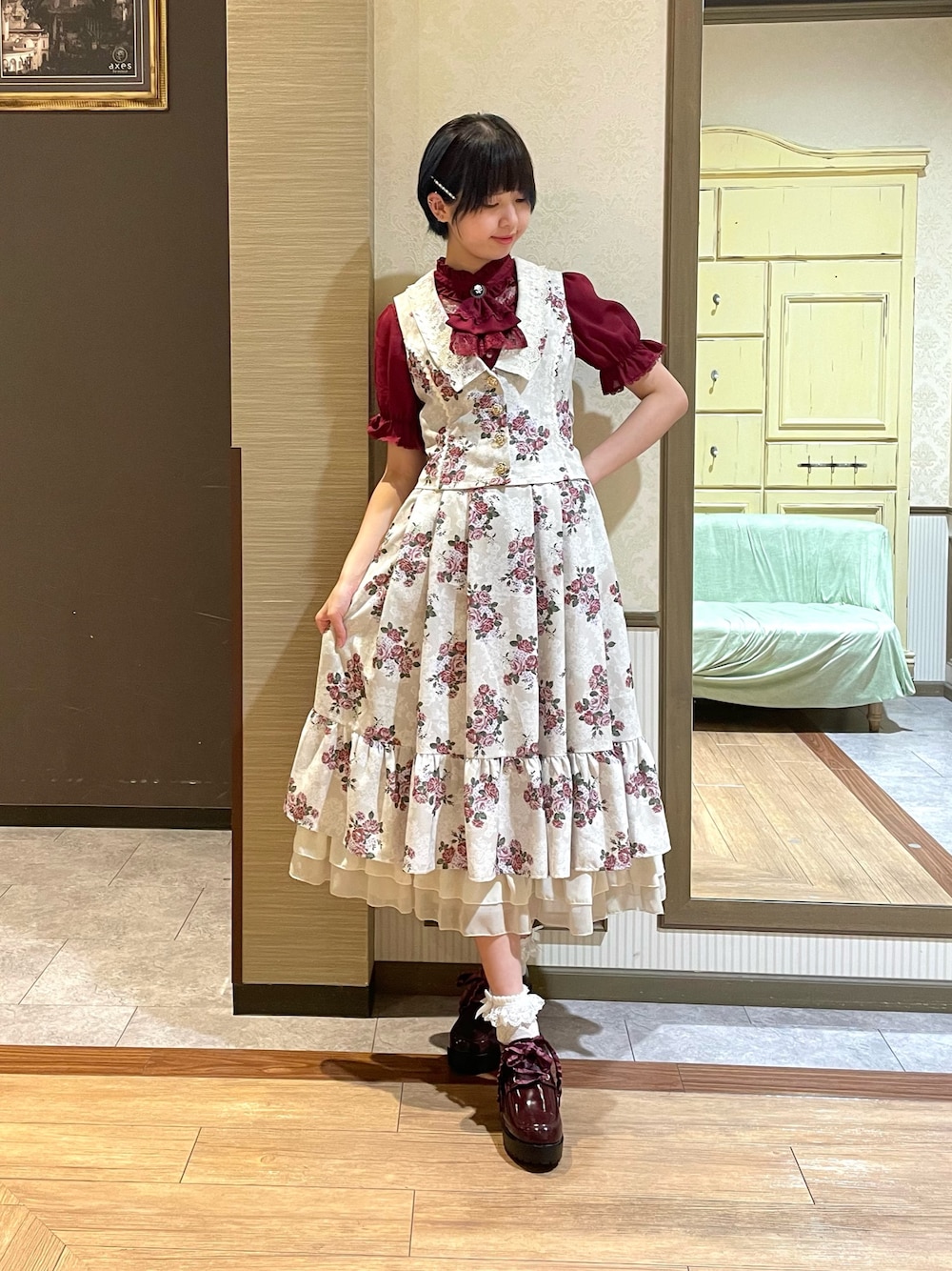 ホワイト系のタンクトップ、レッド系のシャツ/ブラウス、ホワイト系のベストを着用したレディースの夏コーディネートの1枚目の写真
