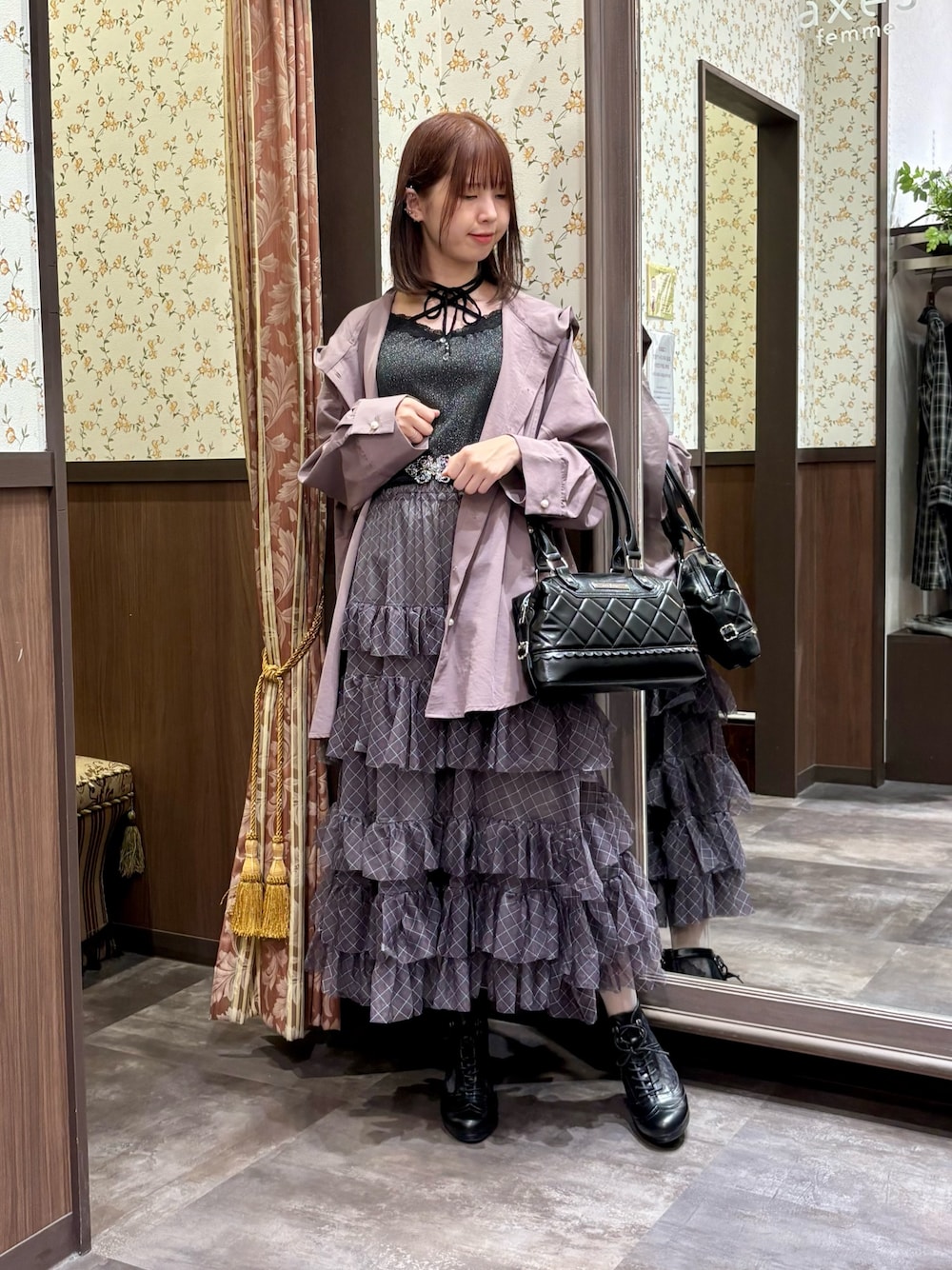 ブラック系のタンクトップ、パープル系のシャツ/ブラウス、ブラック系のボストンバッグを着用したレディースの秋コーディネートの1枚目の写真