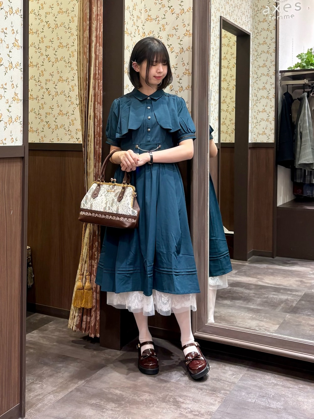 「axes femme、ワンピース、ショルダーバッグ、ワントーンコーデ、高身長女子、低身長女子、緑、ライブ、推し活コーデ、パンプス、パンプス×靴下」｜「axes femmeのハイウエストフラシ半袖ワンピース（ワンピース、グリーン系）」を使った、白あんさん（レディース・161cm）の春コーディネートの1枚目の写真
