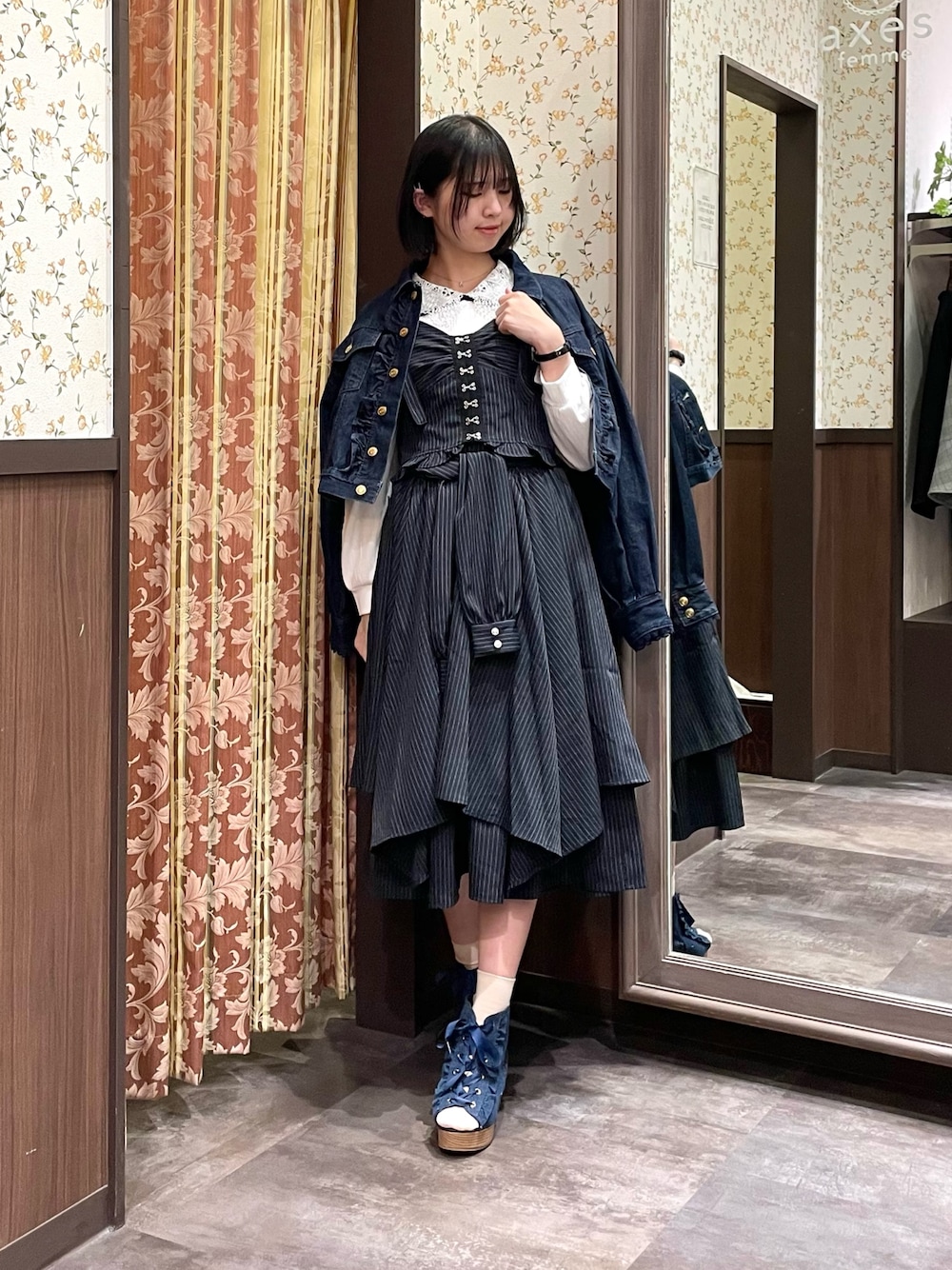 「axes femme、春色、ジャケット、ビスチェ、大人カジュアル、春服コーデ、大人カジュアルコーデ、デニムジャケット、セットアップ、セットアップスタイル、カジュアルコーデ、カジュアル」｜「axes femmeのレース襟ビスチェ切替プルオーバー（Tシャツ/カットソー、ホワイト系）」を使った、白あんさん（レディース・161cm）の春コーディネートの1枚目の写真