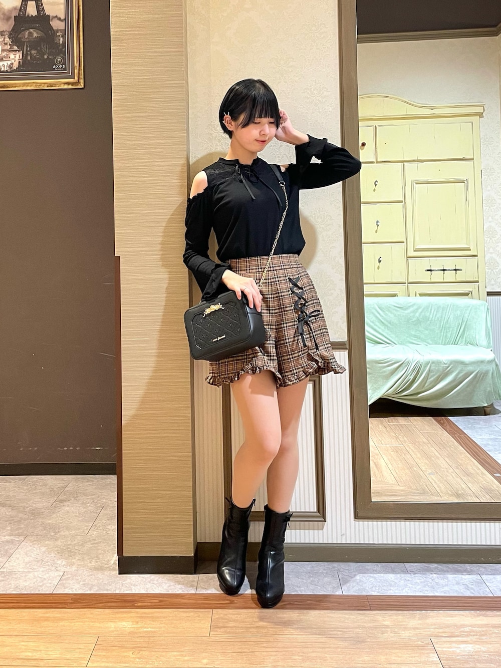 「axes femme、大人可愛い、カジュアル、ショートパンツ」｜「axes femme POETIQUEのレースアップ肩あきカットプルオーバー（Tシャツ/カットソー、ブラック系）」を使った、白あんさん（レディース・161cm）の秋コーディネートの1枚目の写真