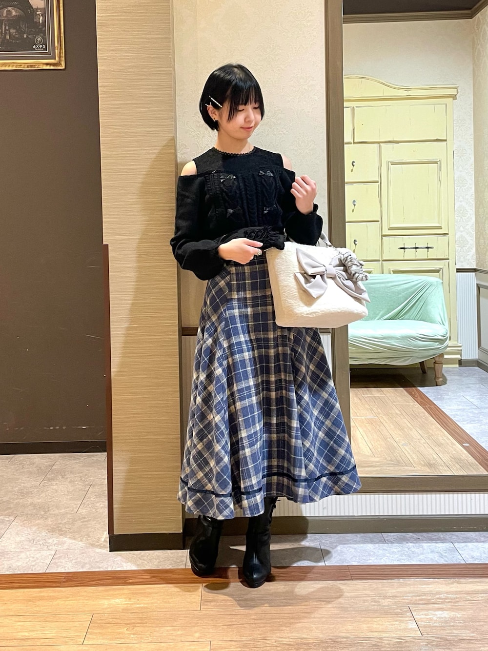 「axes femme、フェミニン、カジュアル、大人可愛い、ハイウエスト」｜「axes femmeの起毛チェック編上スカート（スカート、ブルー系）」を使った、白あんさん（レディース・161cm）の秋コーディネートの1枚目の写真