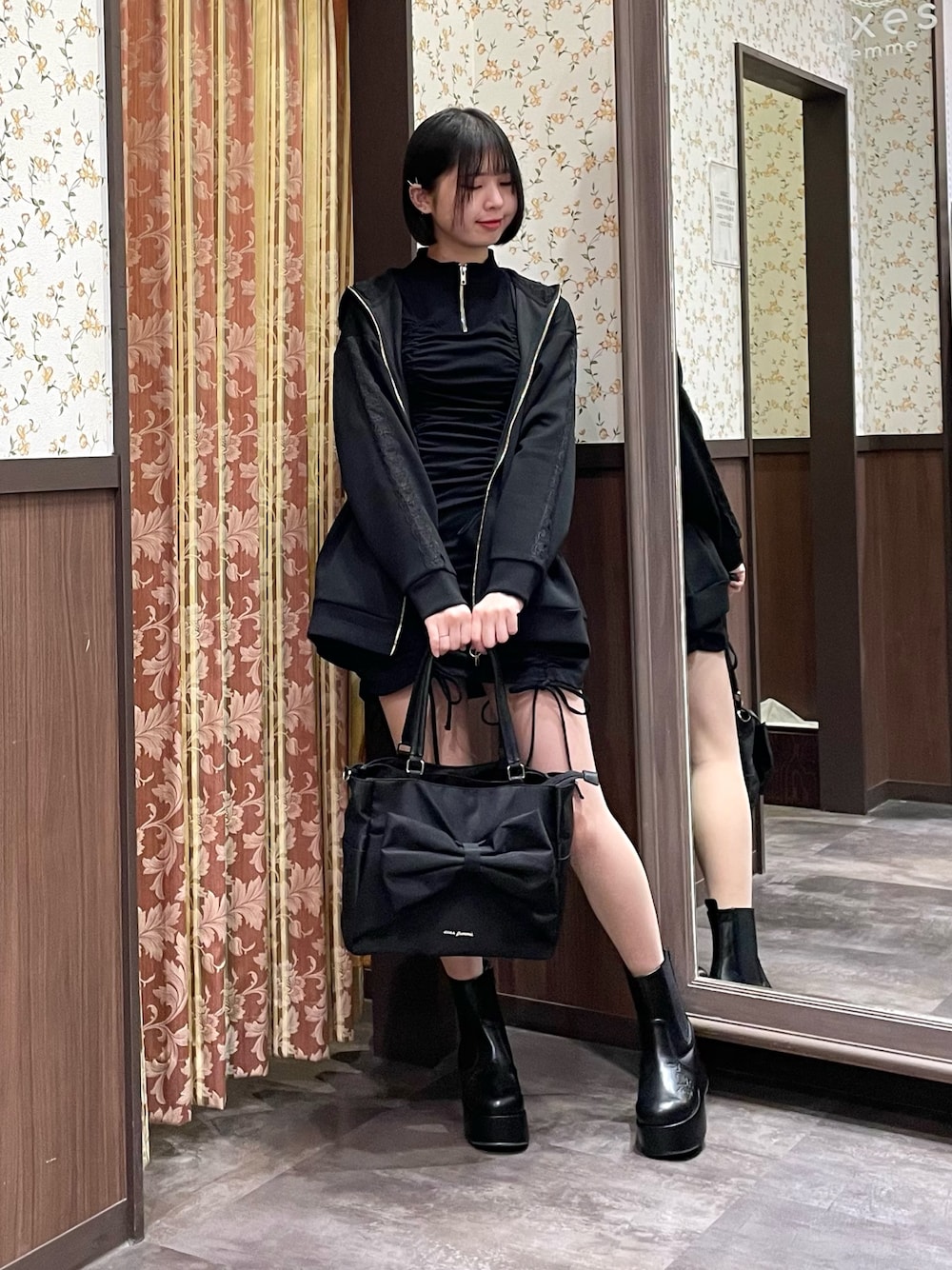 ブラック系のワンピース、ブラック系のパーカー、ブラック系のトートバッグを着用したレディースの春コーディネートの1枚目の写真