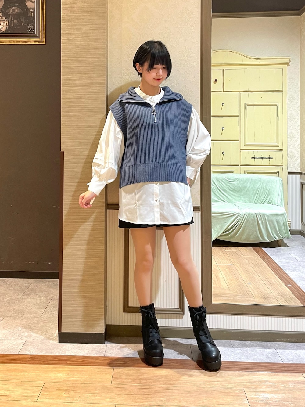 「axes femme、カジュアル、ショートパンツ、秋コーデ」｜「axes femmeの吸水速乾フラワーレースタンク（タンクトップ、ホワイト系）」を使った、白あんさん（レディース・161cm）の秋コーディネートの1枚目の写真