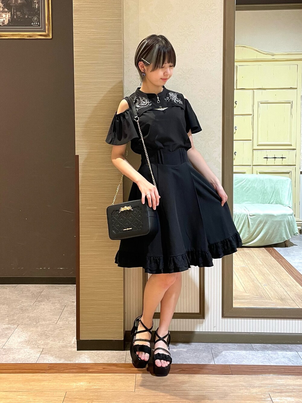 「axes femme、夏コーデ、オトナカワイイ、ワントーンコーデ」｜「axes femmeのシフォン×グリッターサンダル（サンダル、ブラック系）」を使った、白あんさん（レディース・161cm）の夏コーディネートの1枚目の写真