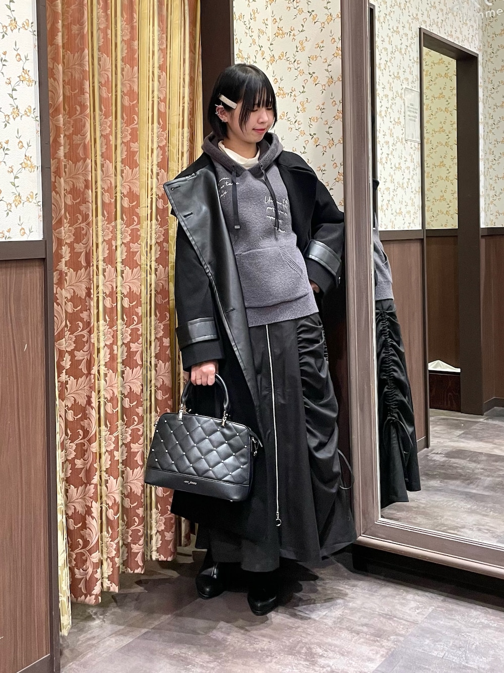 「冬コーデ、ロングコート、axes femme、秋冬コーデ、大人かわいい、あったかコーデ、モノトーンコーデ、グレー、ニットコーデ、ゆるコーデ、オトナ女子」｜「axes femmeのランダム刺繍ニットフーディー（ニット/セーター、グレー系）」を使った、白あんさん（骨格ウェーブ・レディース・161cm）の冬コーディネートの1枚目の写真