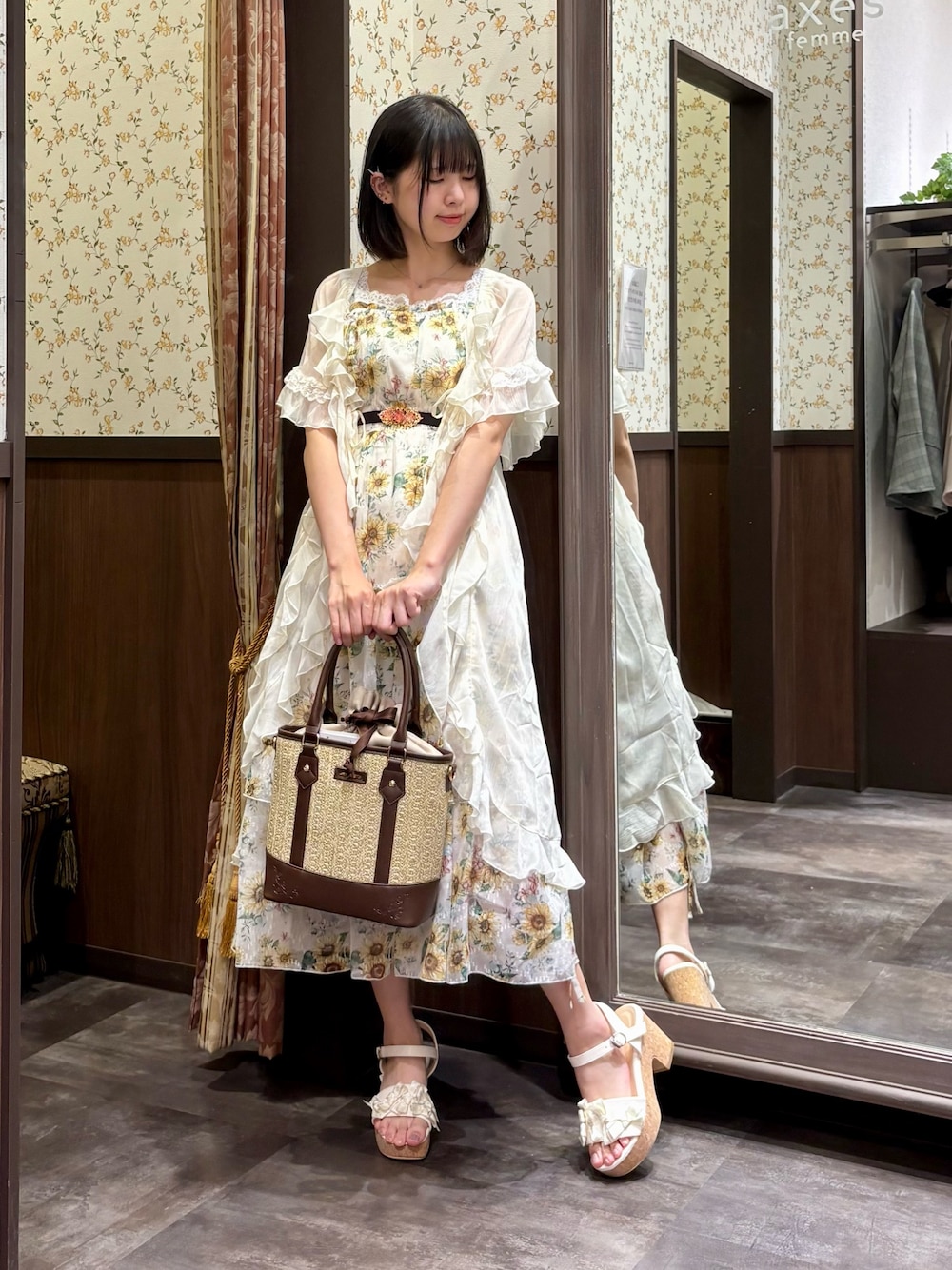 ホワイト系のカーディガン/ボレロ、ホワイト系のタンクトップ、ホワイト系のワンピースを着用したレディースの夏コーディネートの1枚目の写真