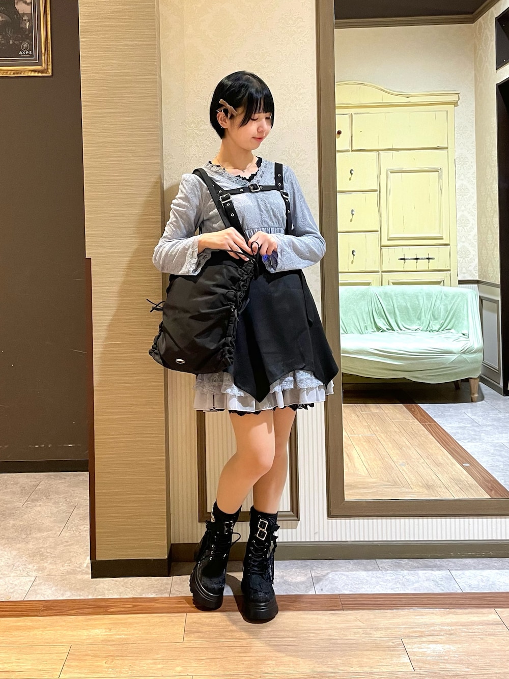 「axes femme、ワンピース、レイヤードスタイル、コート」｜「axes femme POETIQUEのハーネスベルト付レースワンピース（ワンピース、グレー系）」を使った、白あんさん（レディース・161cm）の秋コーディネートの1枚目の写真