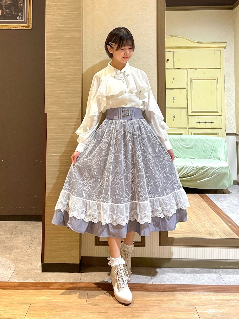 「axes femme、ガーリー、フェミニン、ホワイト、ブラウス」｜「axes femme POETIQUEのダークロマンスフリルブラウス（シャツ/ブラウス、ホワイト系）」を使った、白あんさん（レディース・161cm）の秋コーディネートの1枚目の写真