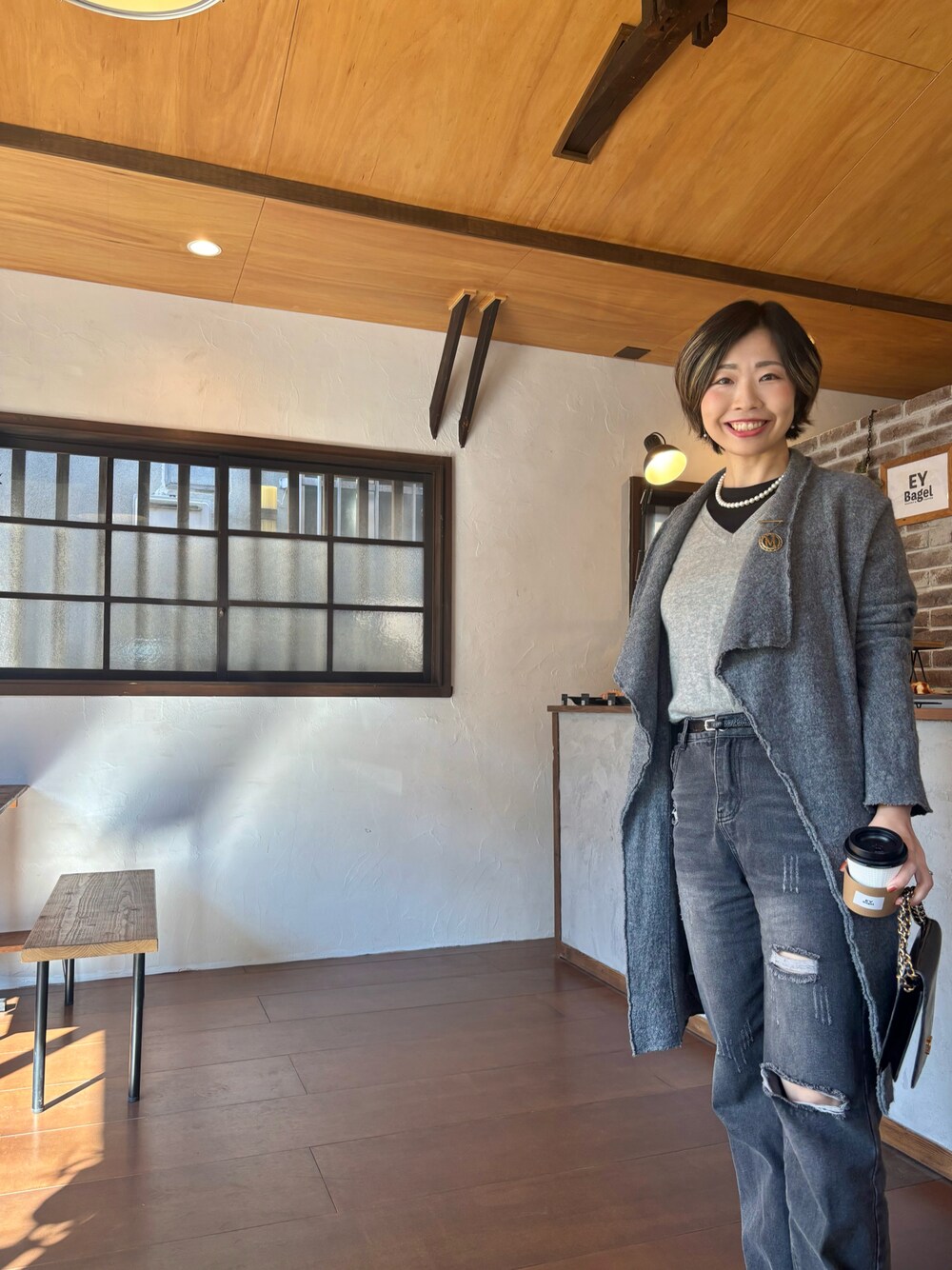 「真冬のあったかスタイル、ワントーンコーデ、ウールコート、カシミヤニット、レイヤードスタイル、グレーデニム、ニューバランス」｜「UNIQLOのアイテム（ニット/セーター、グレー系）」を使った、MoonAesilさん（レディース・165cm）の冬コーディネートの1枚目の写真