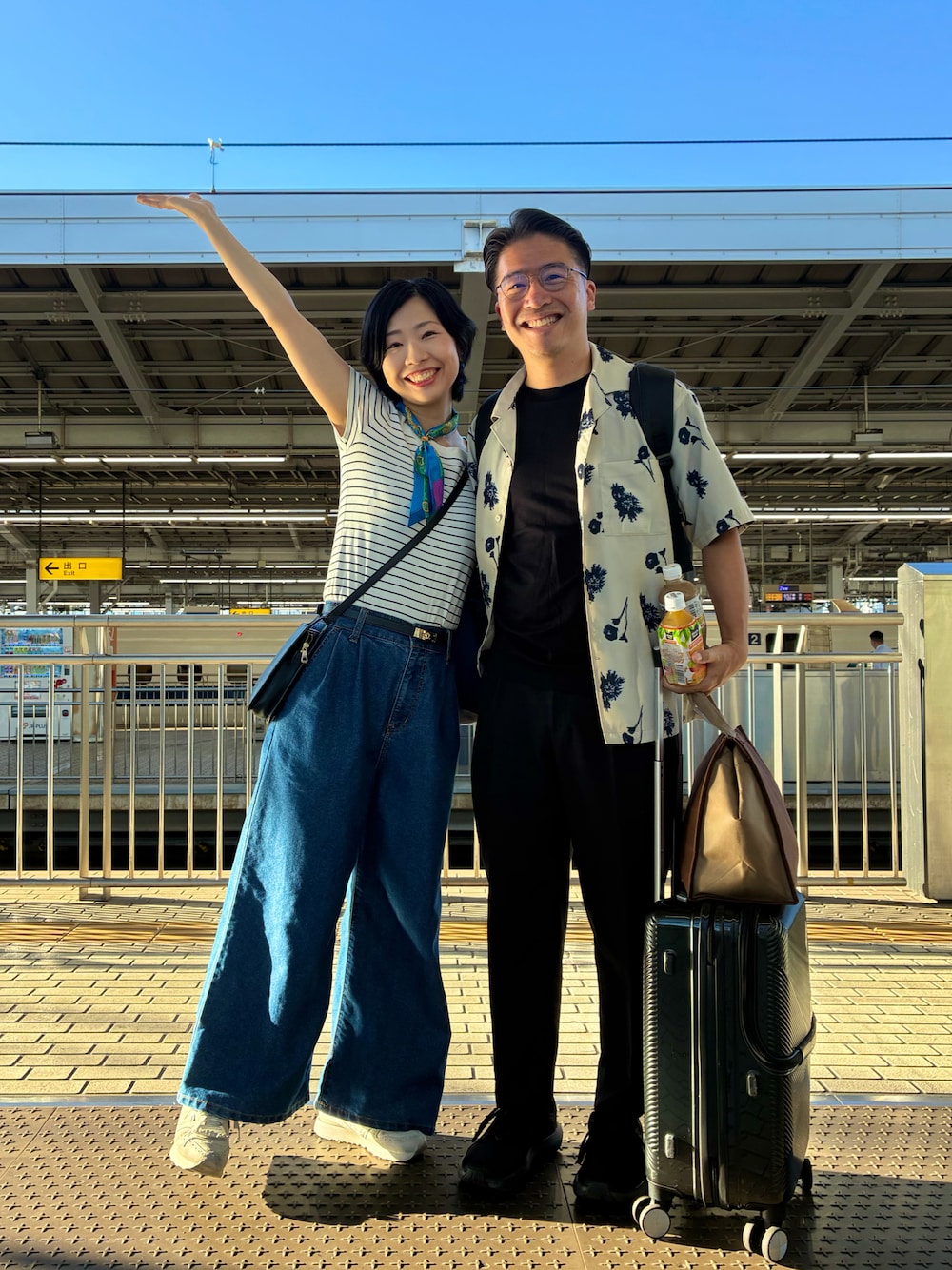 ブルー系のデニムパンツ、ホワイト系のTシャツ/カットソー、ブラック系のショルダーバッグを着用したレディースの夏コーディネートの1枚目の写真