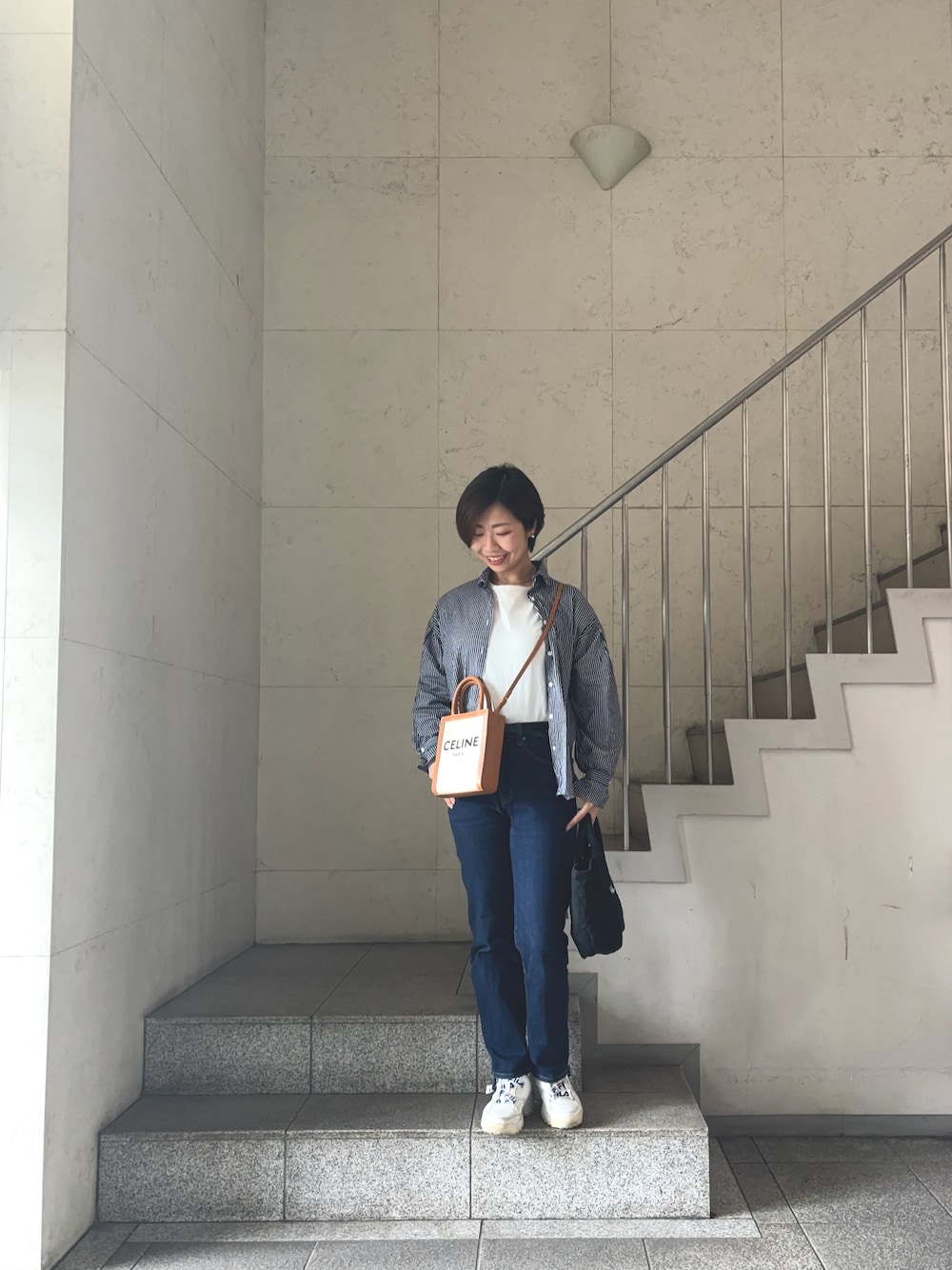「韓国ファッション、Gogosing、ストライプシャツ、アダムエロペ(ADAM ET ROPE')、一粒パールネックレス、ラナン、ロンT、セリーヌ、バッグ、ユニクロ、デニム、フィラ、スニーカー、秋っぽコーデ更新中」｜「GOGOSINGのアイテム（シャツ/ブラウス、ブルー系）」を使った、MoonAesilさん（骨格ウェーブ・レディース・165cm）の秋コーディネートの1枚目の写真