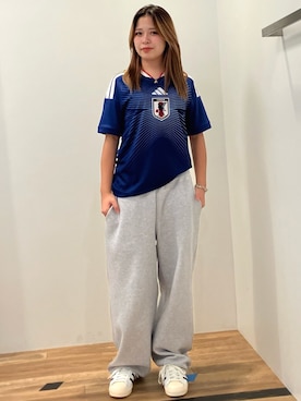 「adidas（アディダス）のサッカー日本代表 2026 ホーム レプリカ ユニフォーム / adidas（Tシャツ/カットソー）」を使った、MHさん（レディース・163cm）の秋コーディネート