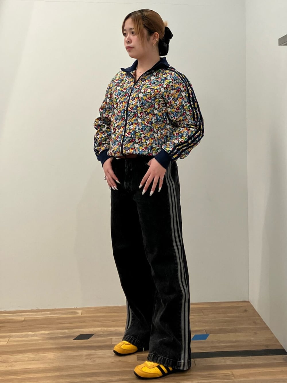 adidas（アディダス）の「Liberty London フローラル トラックトップ