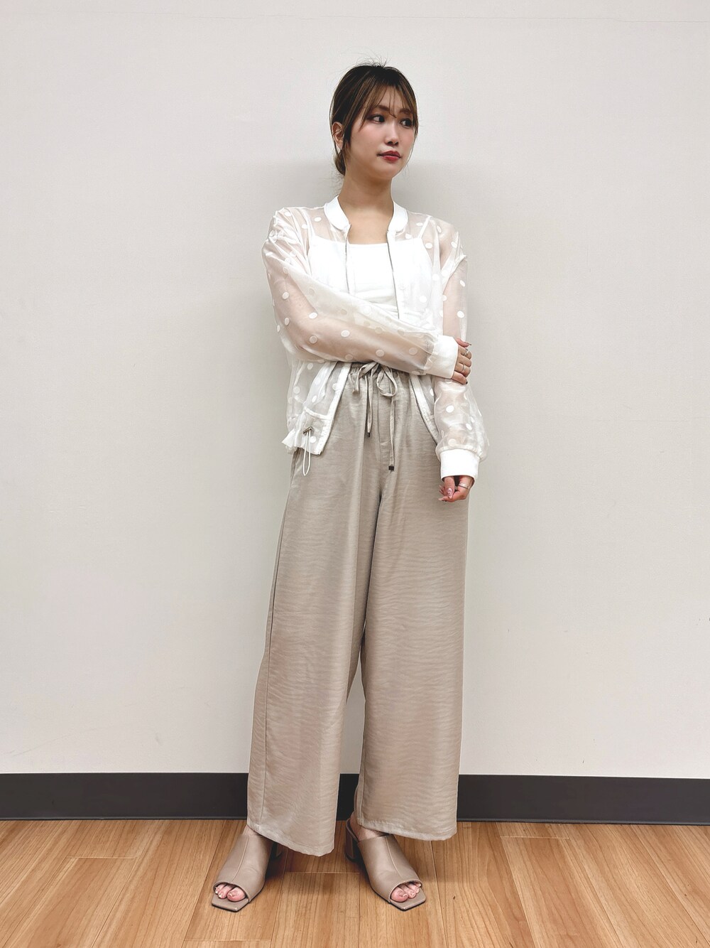 ブラウン系のその他パンツ、ホワイト系のブルゾンを着用したレディースの春コーディネートの1枚目の写真