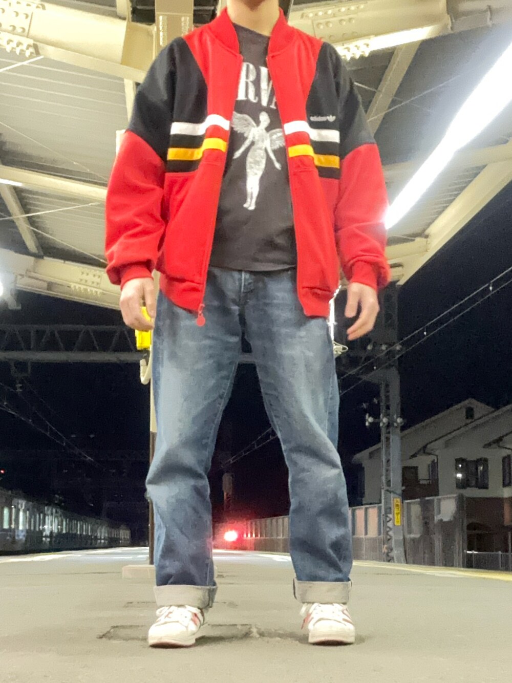 ブルー系のデニムパンツ、レッド系のジャケット/アウター、グレー系のシャツ/ブラウスを着用したメンズの冬コーディネートの1枚目の写真