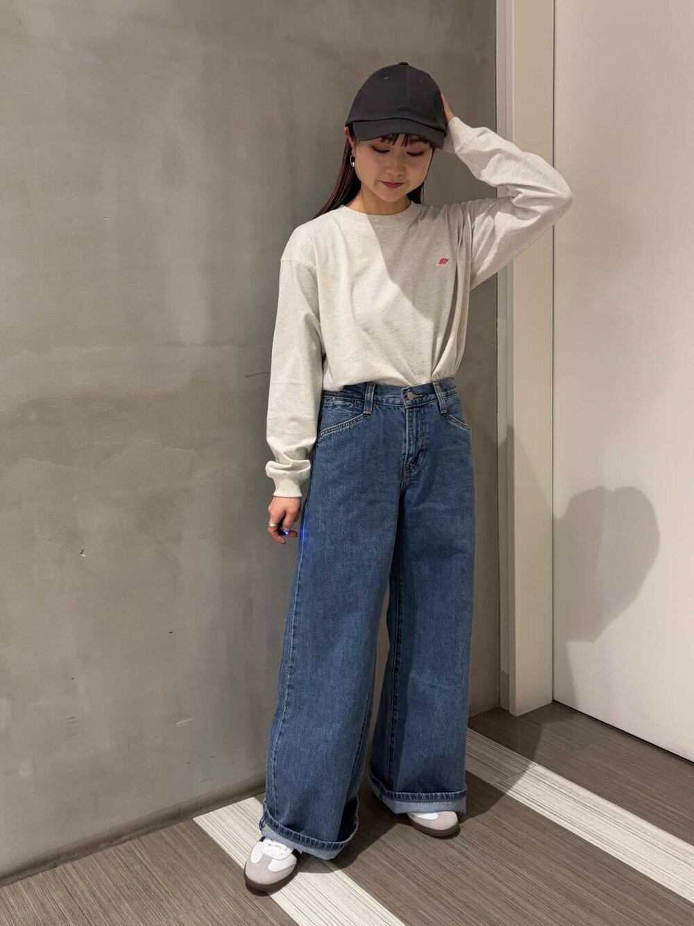 「カジュアルコーデ、低身長、doors、カジュアルスタイル、20代後半、骨格ウェーブ、イエベ秋、ウェーブ×イエベ秋、新作スニーカーコーデ」｜「adidasのadidas　SAMBA OG（スニーカー、ホワイト系）」を使った、YOKO  HONDAさん（レディース・152cm）の春コーディネートの1枚目の写真