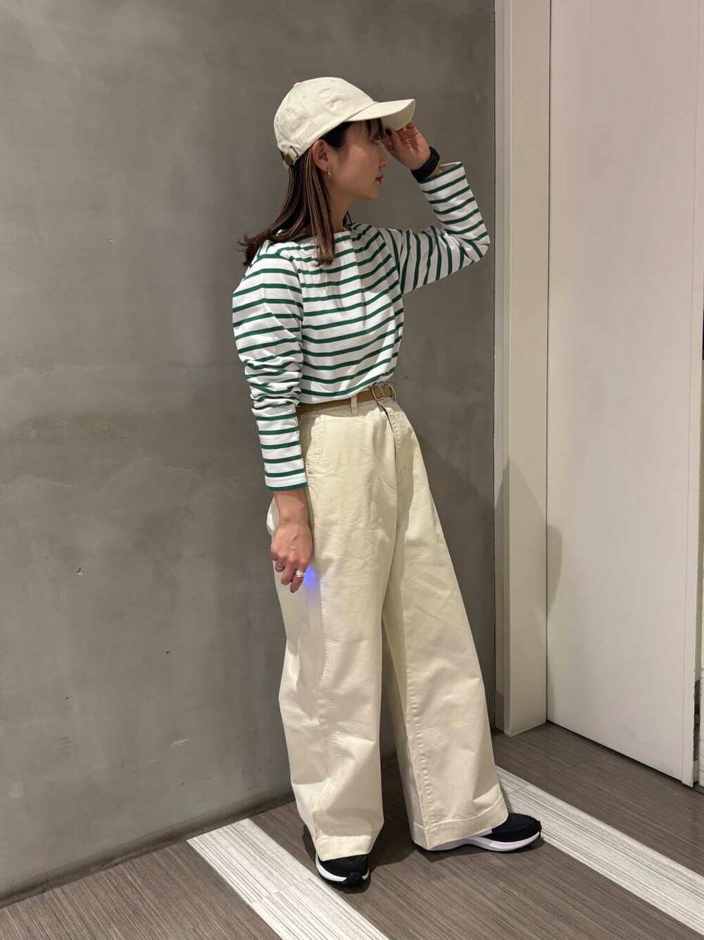 「カジュアルコーデ、低身長、newarrival、doors、カジュアルスタイル、20代後半、骨格ウェーブ、イエベ秋、ウェーブ×イエベ秋」｜「URBAN RESEARCH DOORSのツイルキャップ（キャップ、ホワイト系）」を使った、YOKO  HONDAさん（レディース・152cm）の冬コーディネートの1枚目の写真