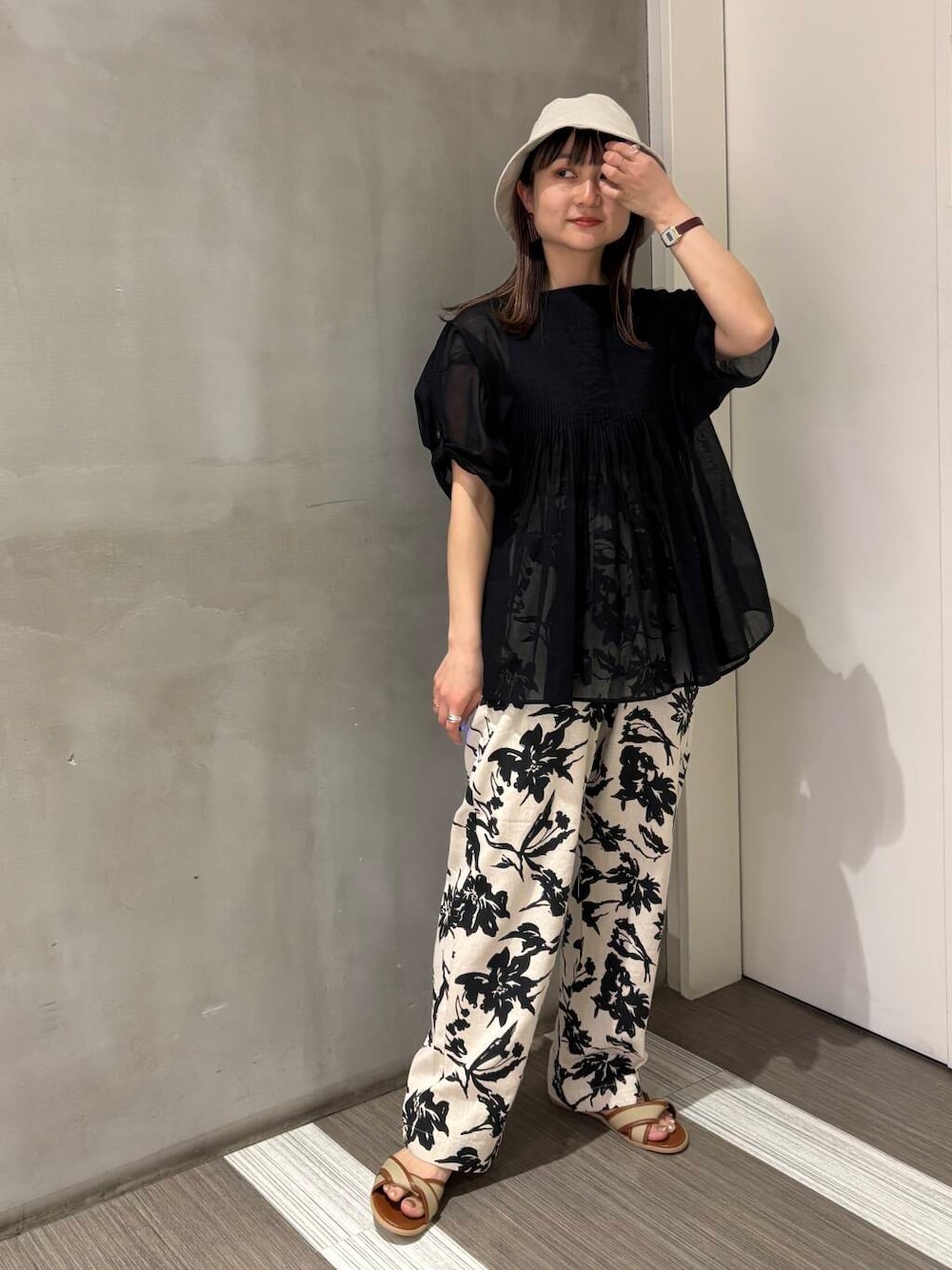 「モノトーン、カジュアルコーデ、低身長、newarrival、休日スタイル、doors、カジュアルスタイル、20代後半、骨格ウェーブ、イエベ秋、ウェーブ×イエベ秋、初夏パンツ」｜「URBAN RESEARCH DOORSのコットンリネンパネルハット（ハット、ベージュ系）」を使った、YOKO  HONDAさん（レディース・152cm）の春コーディネートの1枚目の写真